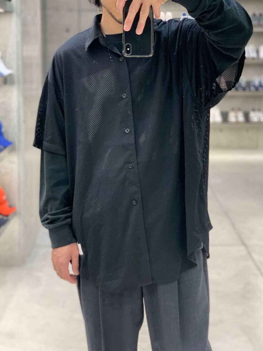 「大人カジュアル、ワイドパンツ、Tシャツ、オーバーサイズ、イージーパンツ、別注、ロンT、機能素材、春コーデ、夏コーデ、リラックス、メッシュ、シャツコーデ、ビルケン、グラフィックt」｜「ATONの『別注』ATON×URBAN RESEARCH　TWO TUCKED EASY PANTS（その他パンツ、グレー系）」を使った、KUROKAWA DAIKIさん（メンズ・168cm）の春コーディネートの5枚目の写真