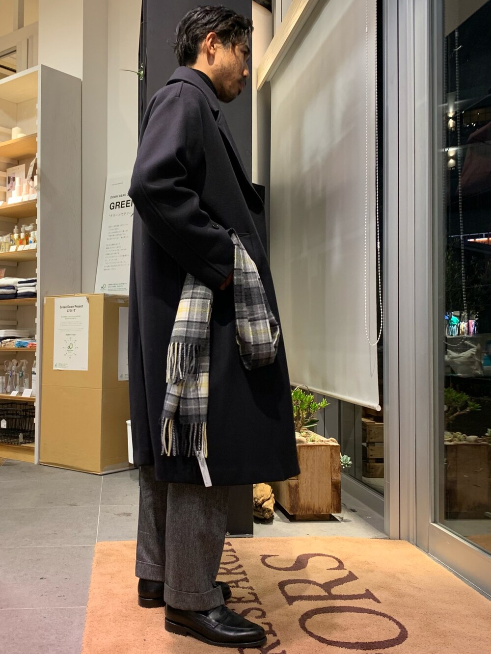 「ビッグシルエット、きれいめカジュアル、シンプルスタイル、ドレス、チェック、バルマカーンコート、アーバンリサーチ、アーバンリサーチドアーズ」｜「URBAN RESEARCH DOORSのオーバーバルマカンコート（チェスターコート、ブルー系）」を使った、KUROKAWA DAIKIさん（メンズ・168cm）の冬コーディネートの4枚目の写真