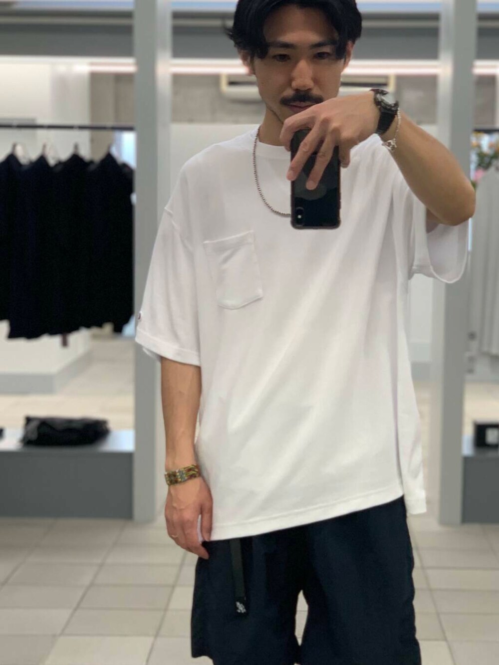 「大人カジュアル、Tシャツ、オーバーサイズ、イージーパンツ、別注、champion、機能素材、グラミチ、スニーカーコーデ、夏コーデ、ショーツ、LOWERCASE、リラックス、tシャツコーデ、asics」｜「GramicciのGramicci / LOWERCASE　NYLON LOOSE SHORT（その他パンツ、ブルー系）」を使った、KUROKAWA DAIKIさん（メンズ・168cm）の春コーディネートの9枚目の写真