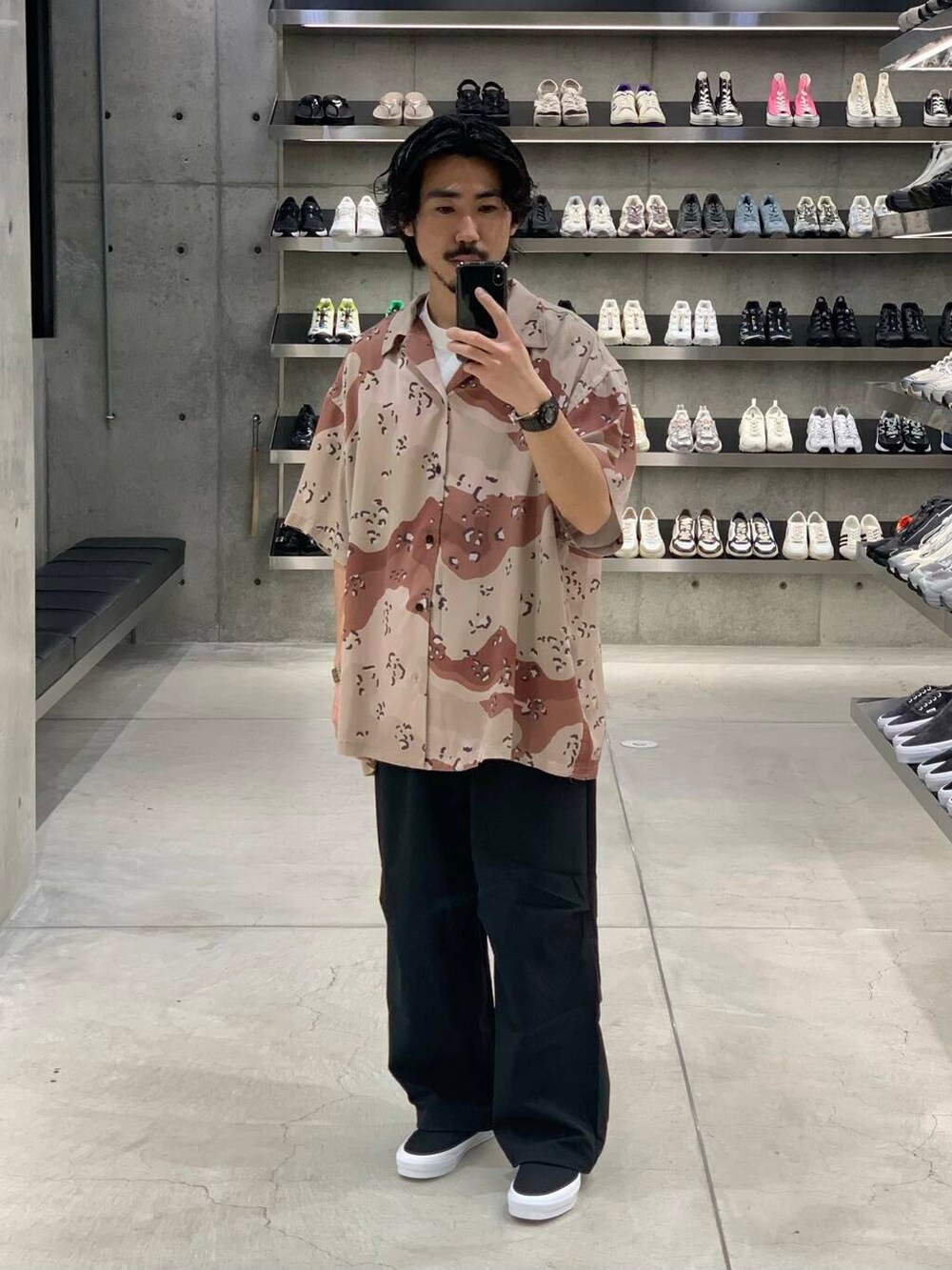 「大人カジュアル、ワイドパンツ、vans、オーバーサイズ、イージーパンツ、機能素材、スニーカーコーデ、夏コーデ、リラックス、シャツコーデ、ナイロンパンツ、ddddddd、大人リラックス」｜「VANSのVANS PREMIUM　Slip-On Reissue 98（スニーカー、ブラック系）」を使った、KUROKAWA DAIKIさん（メンズ・168cm）の春コーディネートの2枚目の写真