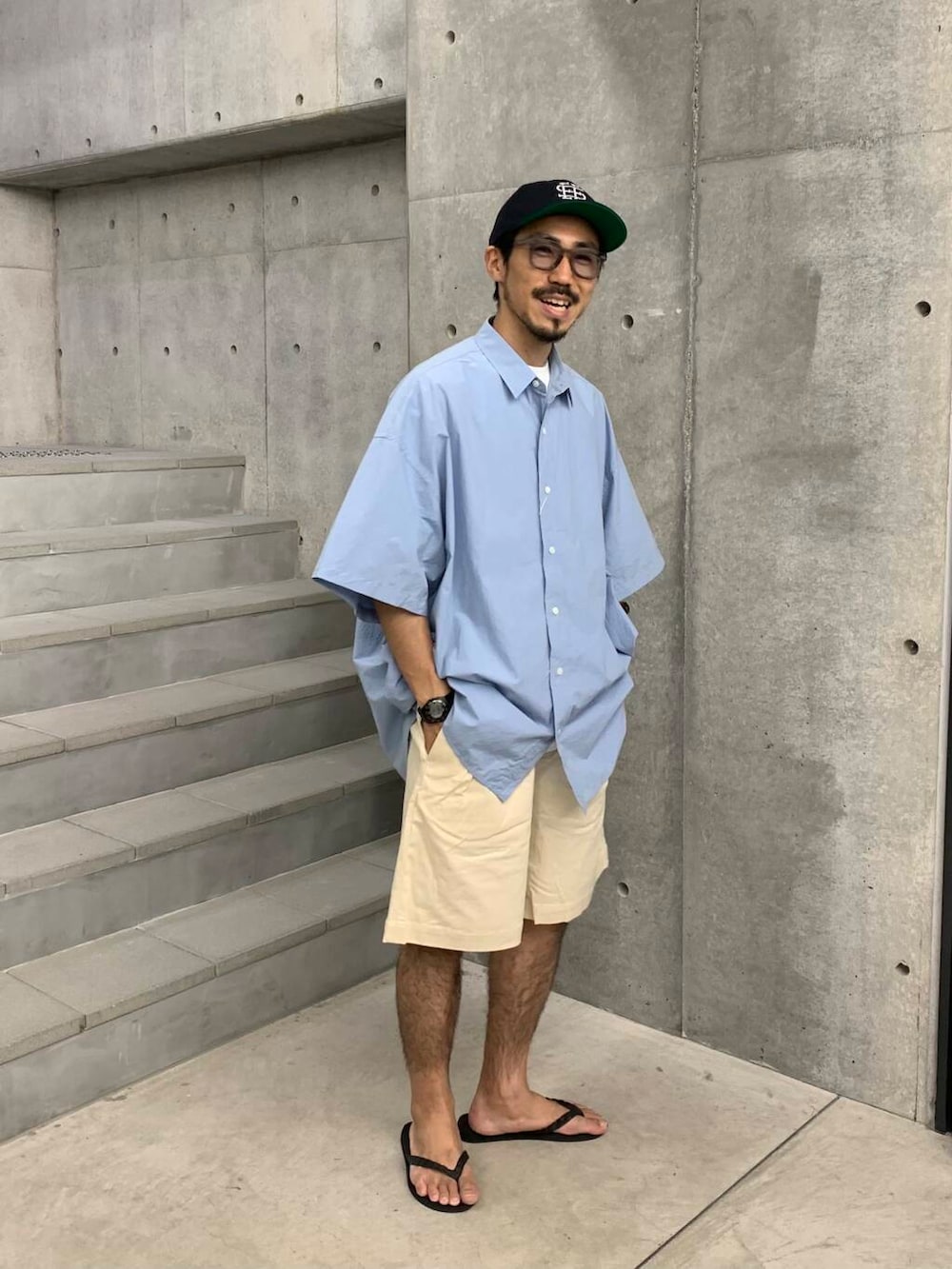 「シャツ、大人カジュアル、ワイドパンツ、オーバーサイズ、イージーパンツ、サンダル、ブルー、夏コーデ、ショーツ、リラックス、シャツコーデ、ショーツコーデ、サマーショーツ、widedad、大人リラックス」｜「guepardのguepard　gp-17（メガネ、グレー系）」を使った、KUROKAWA DAIKIさん（メンズ・168cm）の夏コーディネートの5枚目の写真