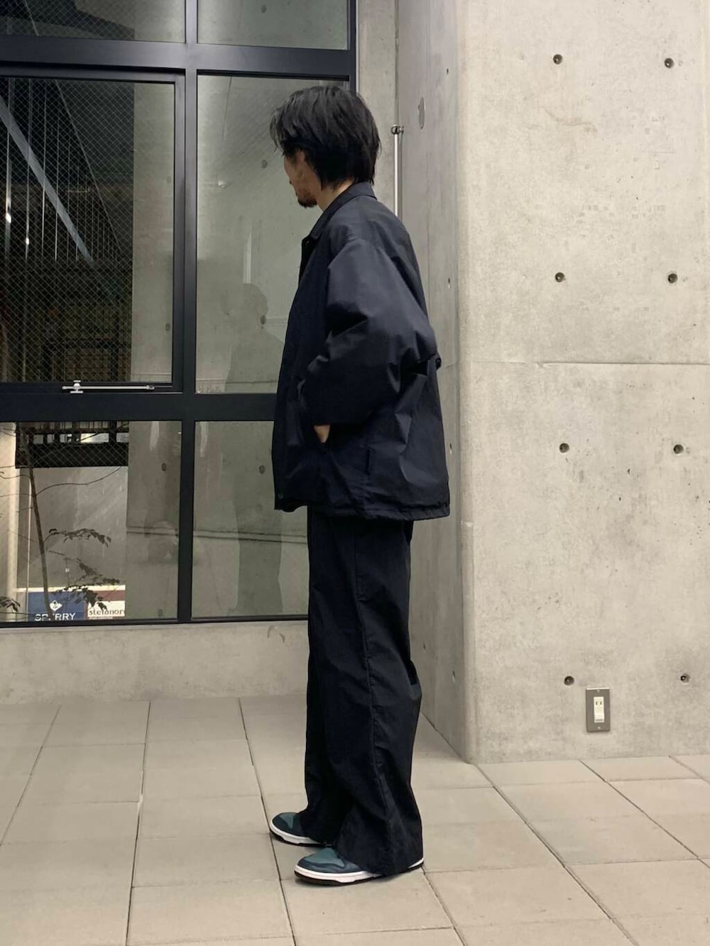「大人カジュアル、ワイドパンツ、ストリート、オーバーサイズ、イージーパンツ、スウェット、コーチジャケット、春コーデ、スニーカーコーデ、リラックス、羽織り、ナイロンパンツ、widedad、大人リラックス、オススメ春アウター」｜「URBAN RESEARCHのSUPER WIDE SWEAT CREW-NECK（スウェット、ピンク系）」を使った、KUROKAWA DAIKIさん（メンズ・168cm）の春コーディネートの4枚目の写真
