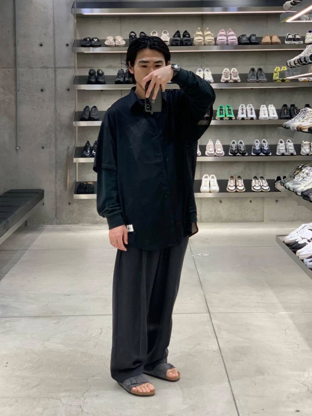 「大人カジュアル、ワイドパンツ、Tシャツ、オーバーサイズ、イージーパンツ、別注、ロンT、機能素材、春コーデ、夏コーデ、リラックス、メッシュ、シャツコーデ、ビルケン、グラフィックt」｜「ATONの『別注』ATON×URBAN RESEARCH　TWO TUCKED EASY PANTS（その他パンツ、グレー系）」を使った、KUROKAWA DAIKIさん（メンズ・168cm）の春コーディネートの4枚目の写真