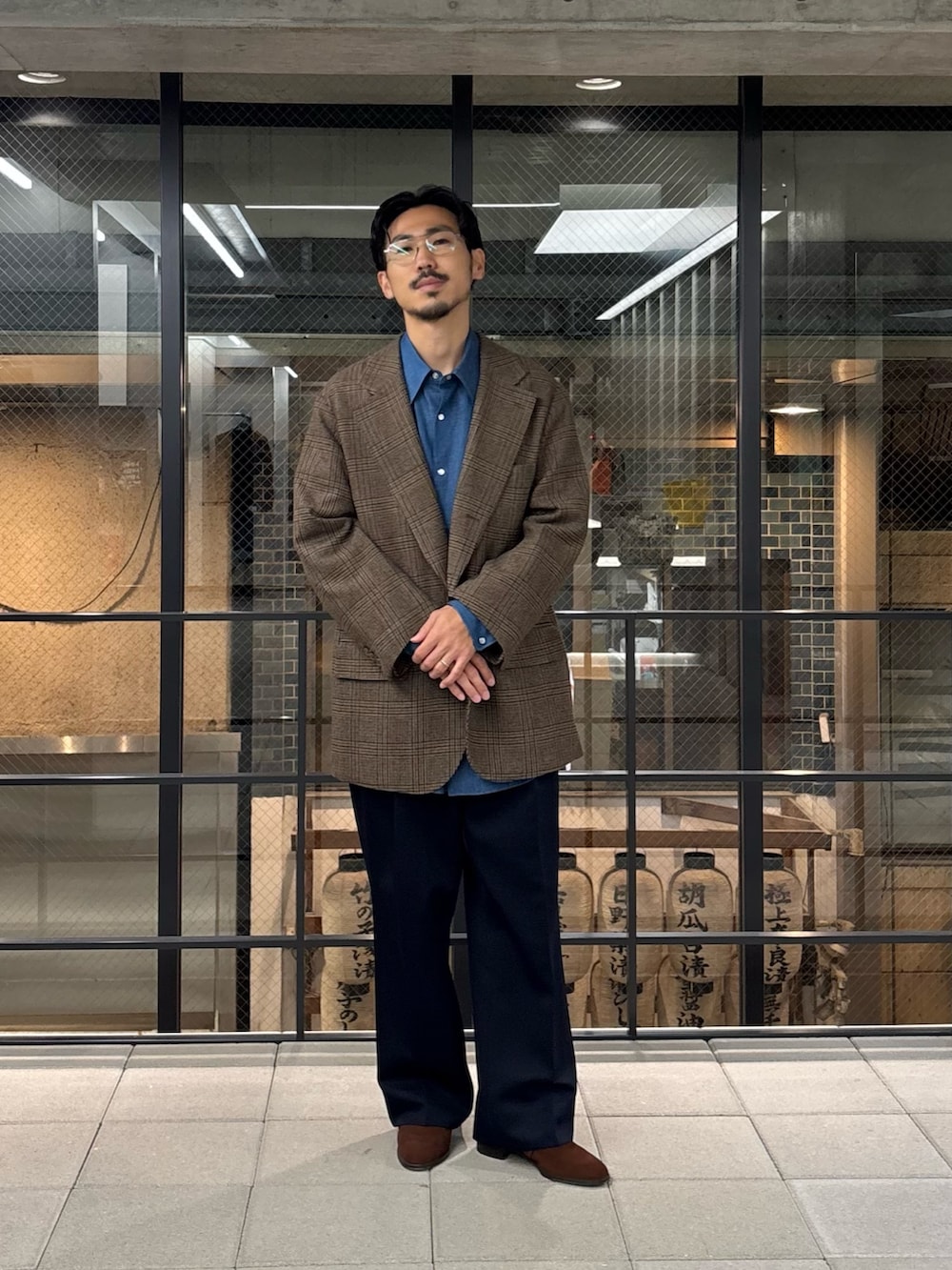 ブルー系のその他パンツ、ブルー系のシャツ/ブラウス、ブラウン系のローファーを着用したメンズの秋コーディネートの7枚目の写真