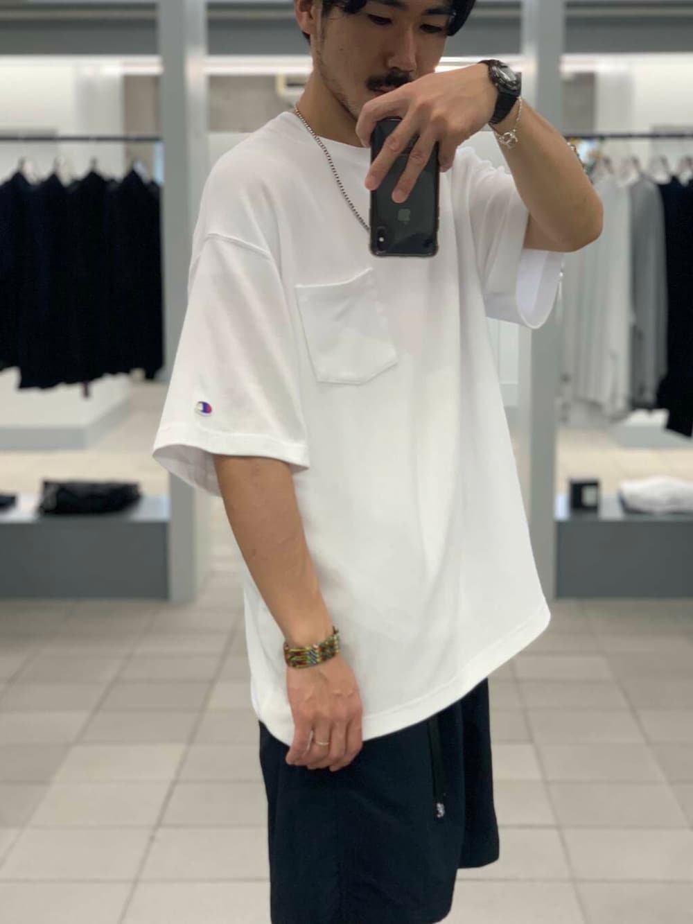 「大人カジュアル、Tシャツ、オーバーサイズ、イージーパンツ、別注、champion、機能素材、グラミチ、スニーカーコーデ、夏コーデ、ショーツ、LOWERCASE、リラックス、tシャツコーデ、asics」｜「GramicciのGramicci / LOWERCASE　NYLON LOOSE SHORT（その他パンツ、ブルー系）」を使った、KUROKAWA DAIKIさん（メンズ・168cm）の春コーディネートの8枚目の写真