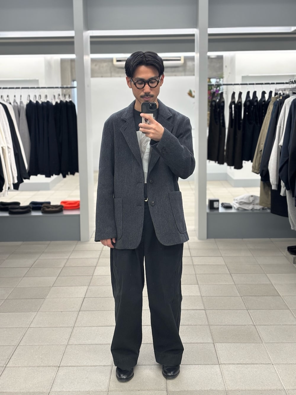 グレー系のその他アウター、ブラック系のTシャツ/カットソー、ブラック系のその他パンツを着用したメンズの秋コーディネートの2枚目の写真