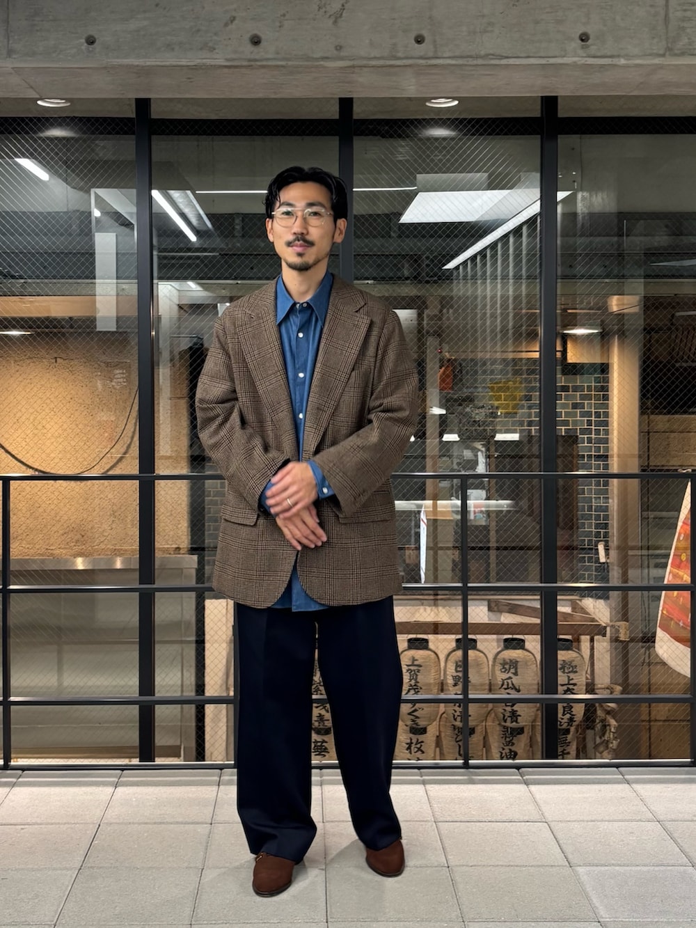 ブルー系のその他パンツ、ブルー系のシャツ/ブラウス、ブラウン系のローファーを着用したメンズの秋コーディネートの3枚目の写真