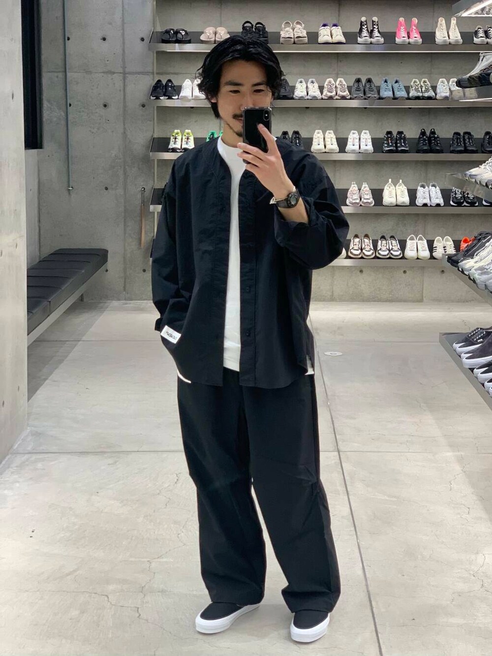 「大人カジュアル、ワイドパンツ、vans、オーバーサイズ、イージーパンツ、機能素材、スニーカーコーデ、夏コーデ、リラックス、シャツコーデ、ナイロンパンツ、ddddddd、大人リラックス」｜「VANSのVANS PREMIUM　Slip-On Reissue 98（スニーカー、ブラック系）」を使った、KUROKAWA DAIKIさん（メンズ・168cm）の春コーディネートの2枚目の写真