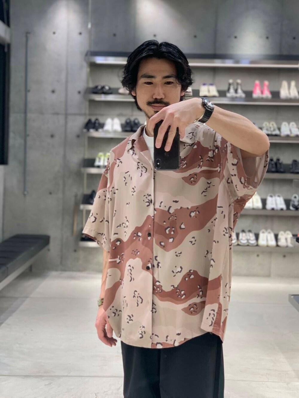 「大人カジュアル、ワイドパンツ、vans、オーバーサイズ、イージーパンツ、機能素材、スニーカーコーデ、夏コーデ、リラックス、シャツコーデ、ナイロンパンツ、ddddddd、大人リラックス」｜「VANSのVANS PREMIUM　Slip-On Reissue 98（スニーカー、ブラック系）」を使った、KUROKAWA DAIKIさん（メンズ・168cm）の春コーディネートの3枚目の写真