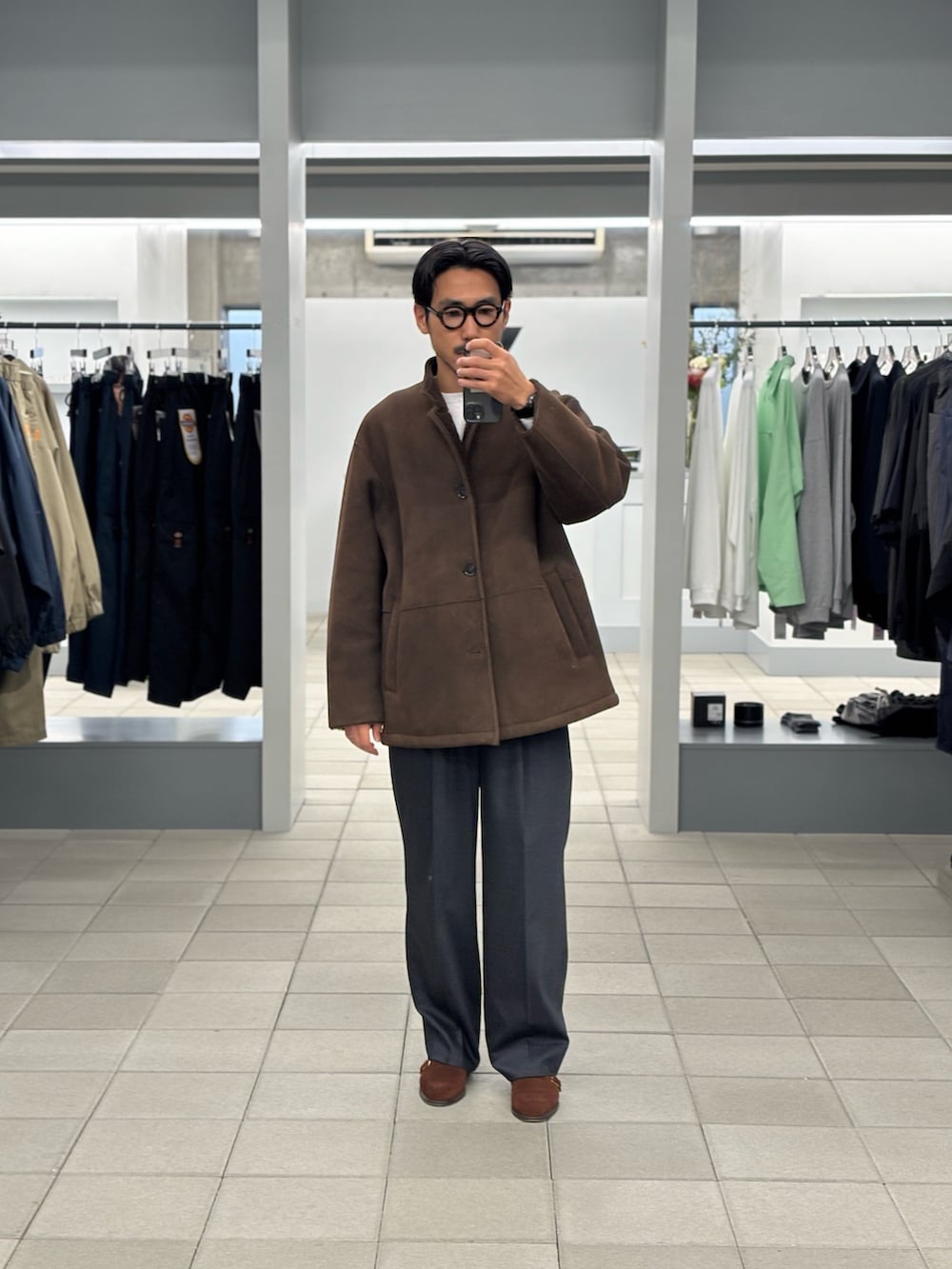 ブラウン系のその他アウター、グレー系のその他パンツ、ブラウン系のローファーを着用したメンズの秋コーディネートの3枚目の写真