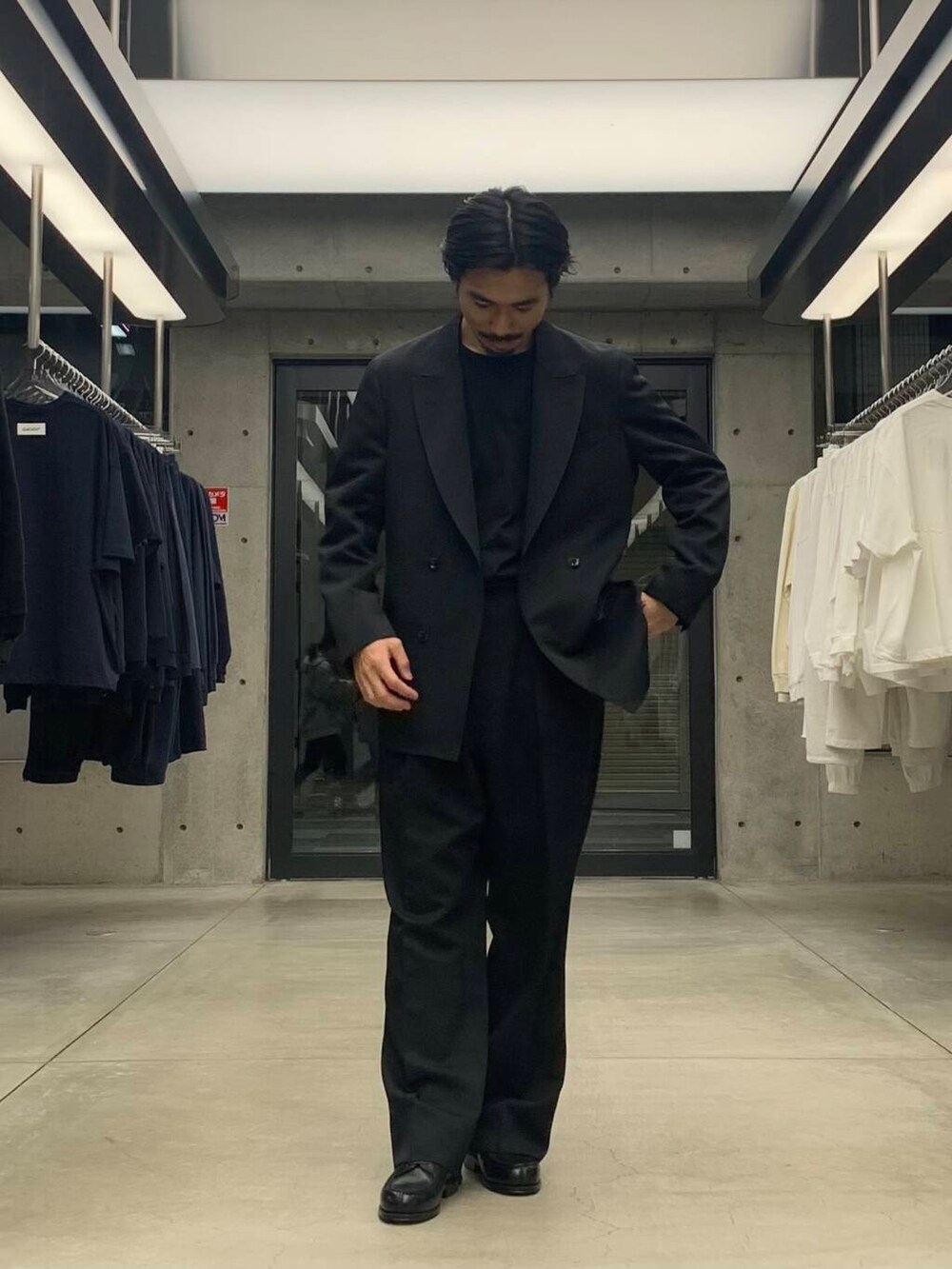 ブラック系のドレスシューズ、ブラック系のTシャツ/カットソー、ブラック系のその他パンツを着用したメンズの冬コーディネートの3枚目の写真