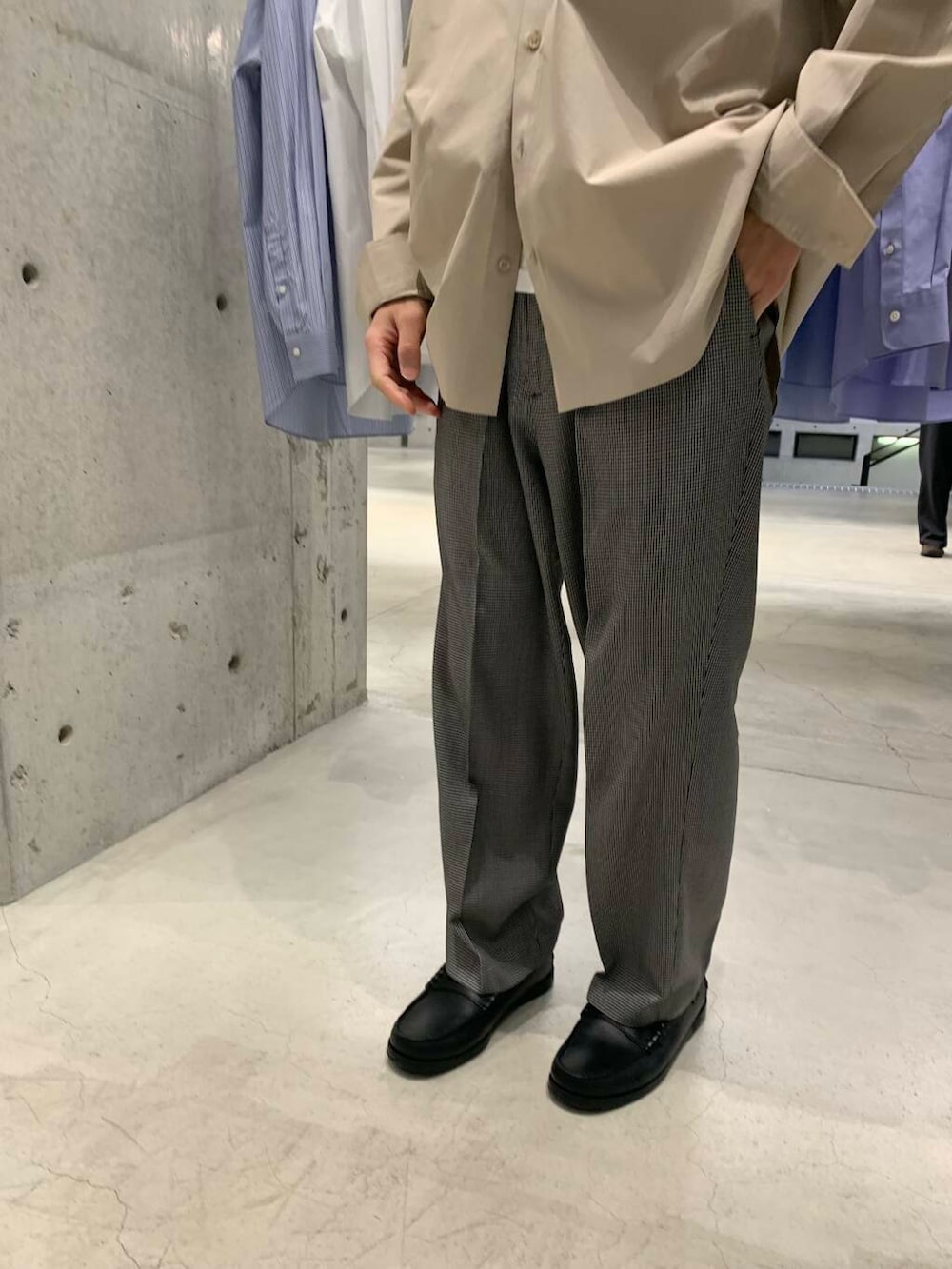 「大人カジュアル、ワイドパンツ、スラックス、オーバーサイズ、革靴、春コーデ、リラックス、シャツコーデ、羽織り、wool、革靴コーデ、パラブーツ、newbasic、大人リラックス、スタッフが狙う春の新作」｜「URBAN RESEARCHのPARABOOT　CORAUX（ローファー、ブラック系）」を使った、KUROKAWA DAIKIさん（メンズ・168cm）の冬コーディネートの5枚目の写真