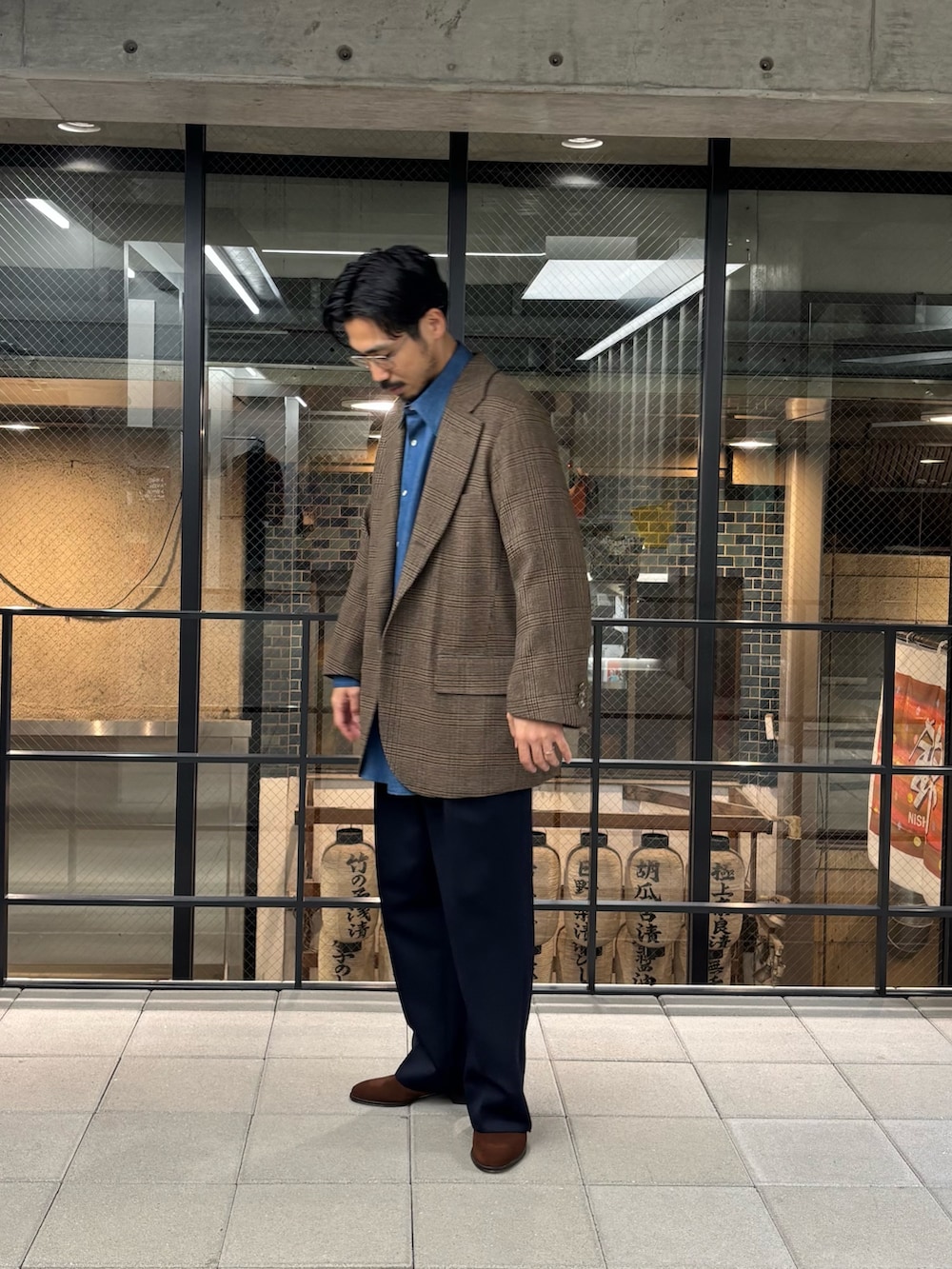 ブルー系のその他パンツ、ブルー系のシャツ/ブラウス、ブラウン系のローファーを着用したメンズの秋コーディネートの5枚目の写真