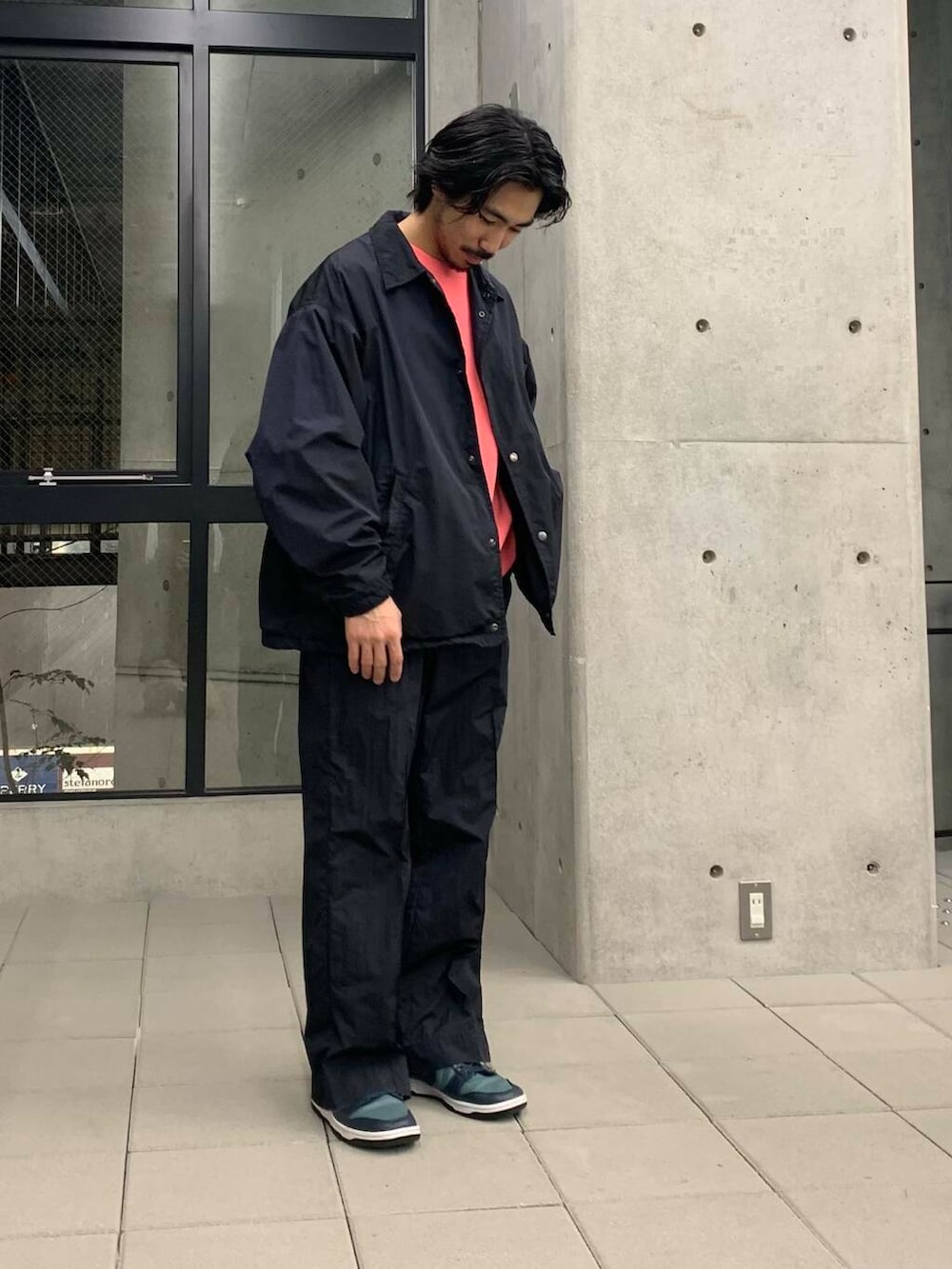 「大人カジュアル、ワイドパンツ、ストリート、オーバーサイズ、イージーパンツ、スウェット、コーチジャケット、春コーデ、スニーカーコーデ、リラックス、羽織り、ナイロンパンツ、widedad、大人リラックス、オススメ春アウター」｜「URBAN RESEARCHのSUPER WIDE SWEAT CREW-NECK（スウェット、ピンク系）」を使った、KUROKAWA DAIKIさん（メンズ・168cm）の春コーディネートの3枚目の写真