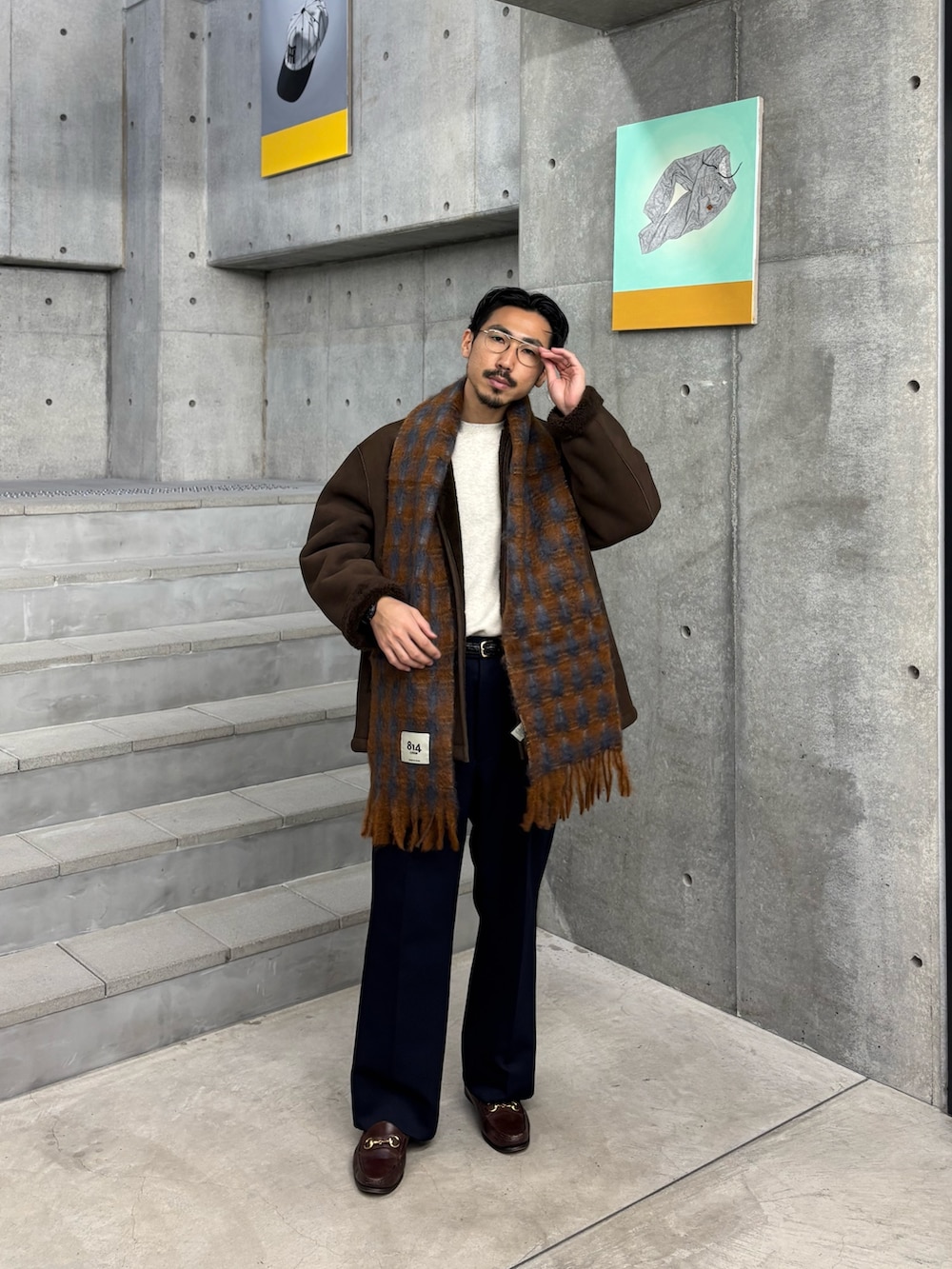 ブラウン系のその他アウター、ブルー系のその他パンツ、グレー系のマフラーを着用したメンズの秋コーディネートの4枚目の写真