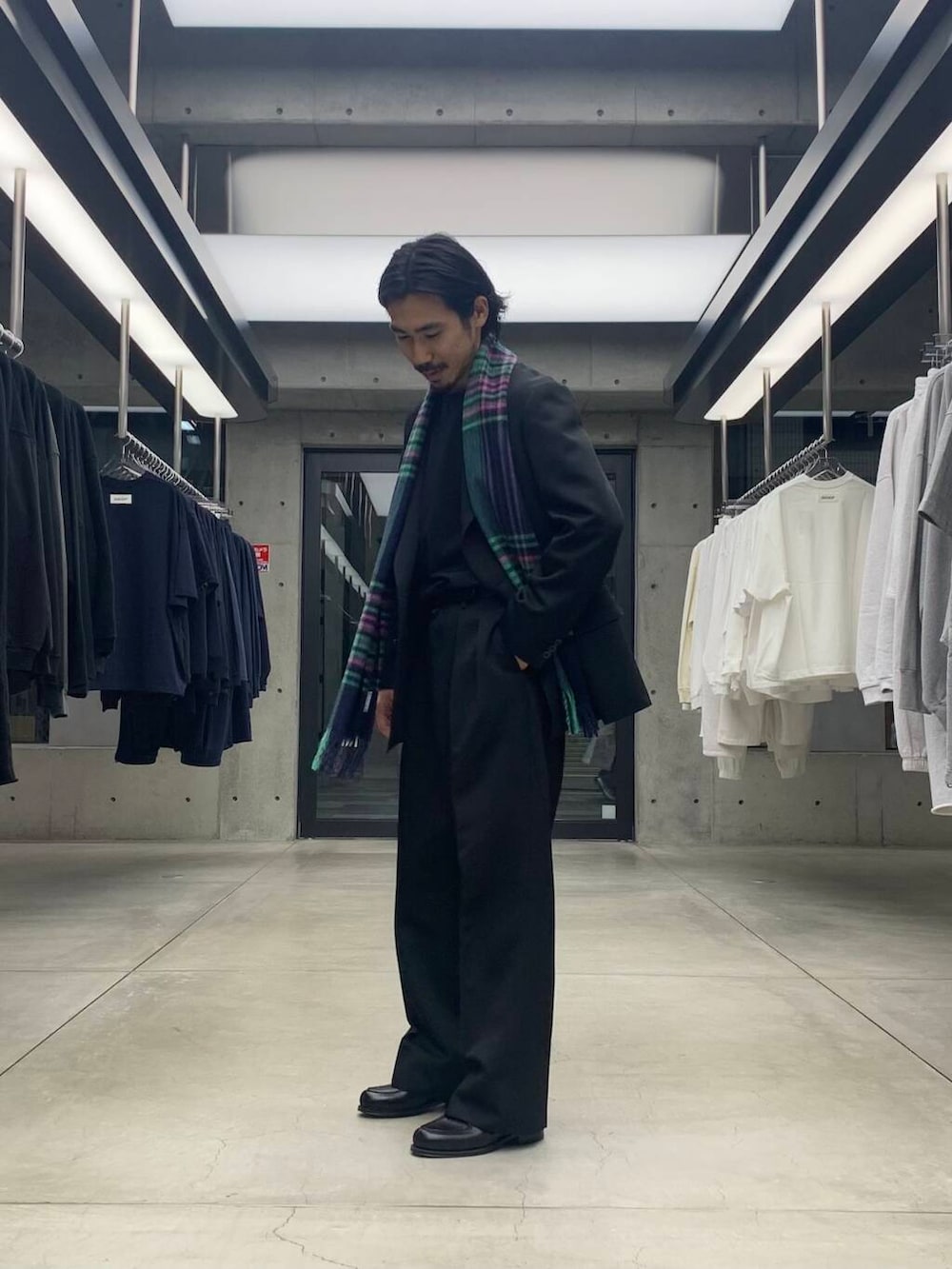 ブラック系のドレスシューズ、ブラック系のTシャツ/カットソー、ブラック系のその他パンツを着用したメンズの冬コーディネートの2枚目の写真