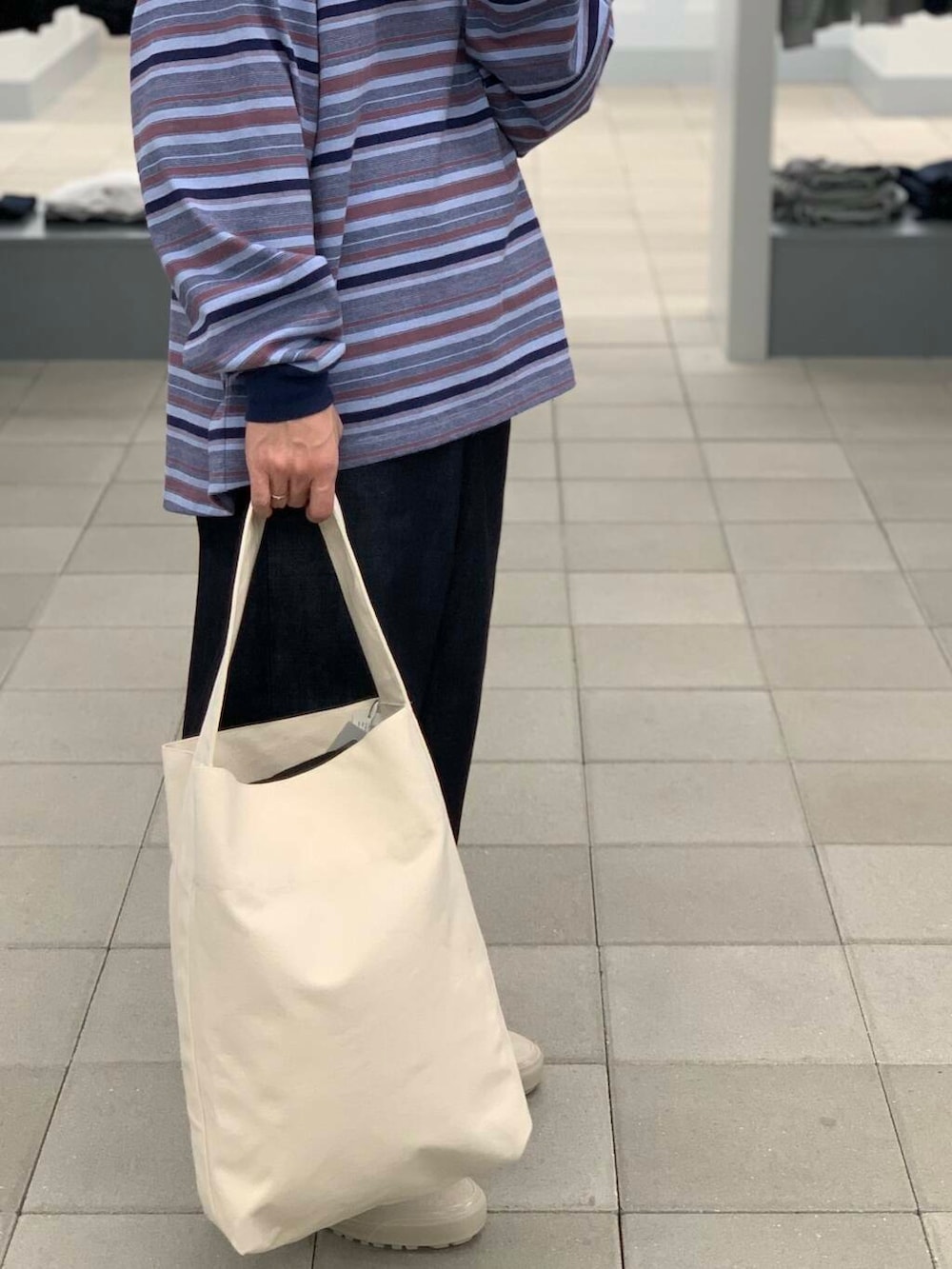 「lee、大人カジュアル、デニム、ワイドパンツ、vans、スラックス、オーバーサイズ、春コーデ、スニーカーコーデ、デニムコーデ、リラックス、URBS、ポリプロイド、大人リラックス、スタッフが狙う春の新作」｜「Leeの『別注』Lee101×URBAN RESEARCH　COWBOYPANTS（デニムパンツ、ブルー系）」を使った、KUROKAWA DAIKIさん（メンズ・168cm）の冬コーディネートの3枚目の写真