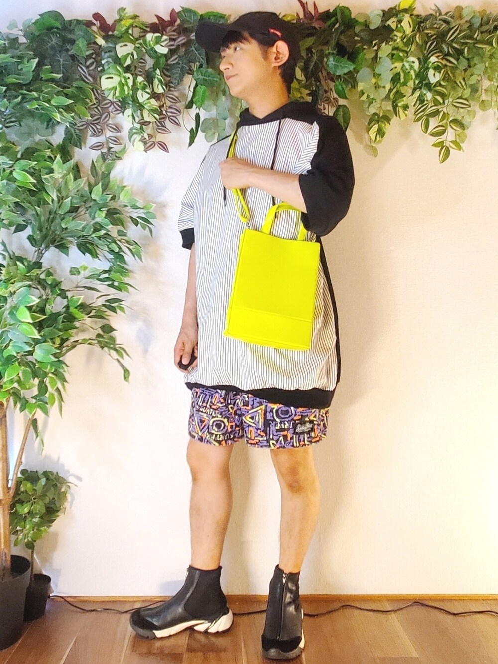 ブラック系のスニーカー、パープル系のその他パンツ、イエロー系のショルダーバッグを着用したメンズの夏コーディネートの2枚目の写真