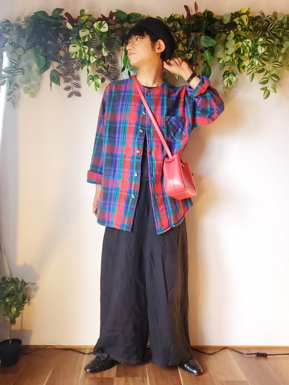 レッド系のシャツ/ブラウス、ブラック系のその他パンツ、レッド系のショルダーバッグを着用したメンズの夏コーディネートの2枚目の写真