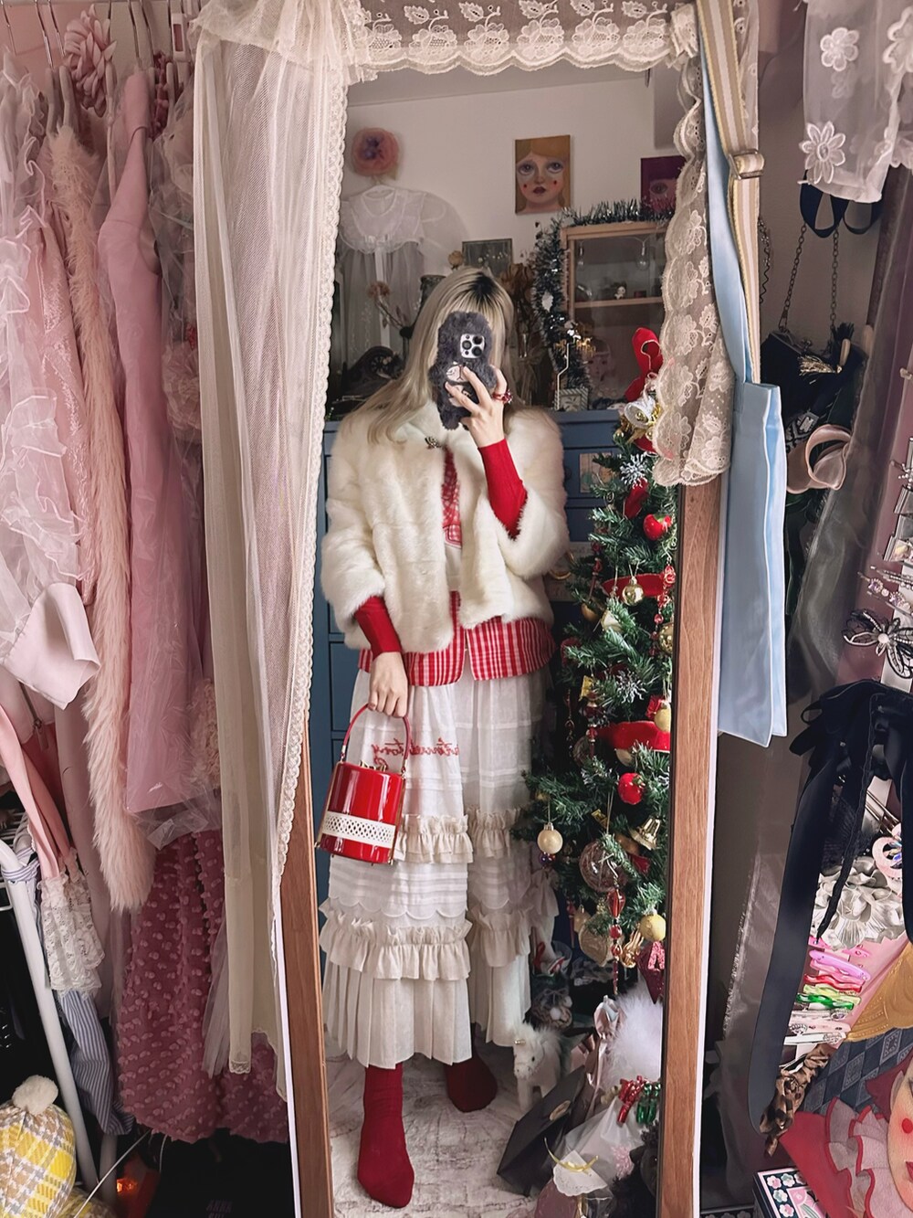 その他のトップス、レッド系のニット/セーター、レッド系のバッグを着用したレディースの冬コーディネートの2枚目の写真