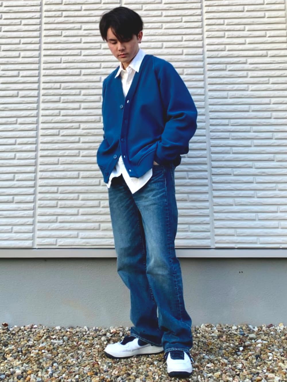 ブルー系のカーディガン/ボレロ、ホワイト系のシャツ/ブラウス、ブルー系のデニムパンツを着用したメンズの春コーディネートの2枚目の写真