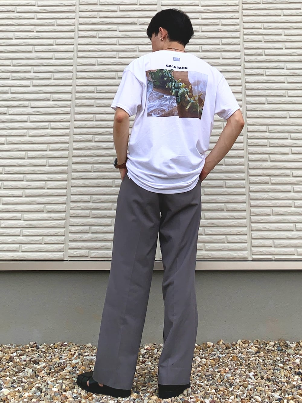 ホワイト系のTシャツ/カットソー、ブラック系のサンダルを着用したメンズの夏コーディネートの2枚目の写真