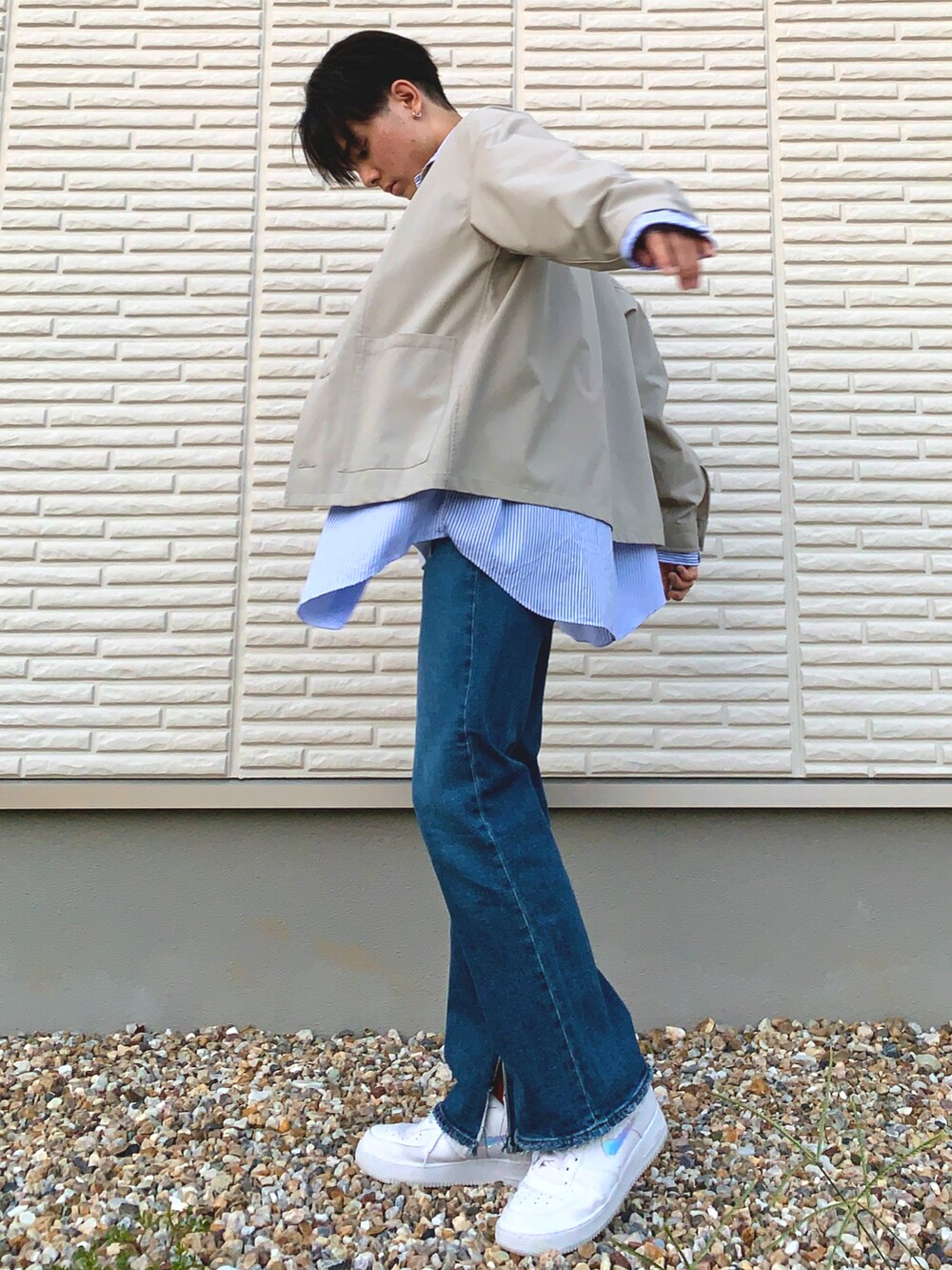 ホワイト系のTシャツ/カットソー、ブルー系のシャツ/ブラウス、ベージュ系のカバーオールを着用したメンズの秋コーディネートの2枚目の写真