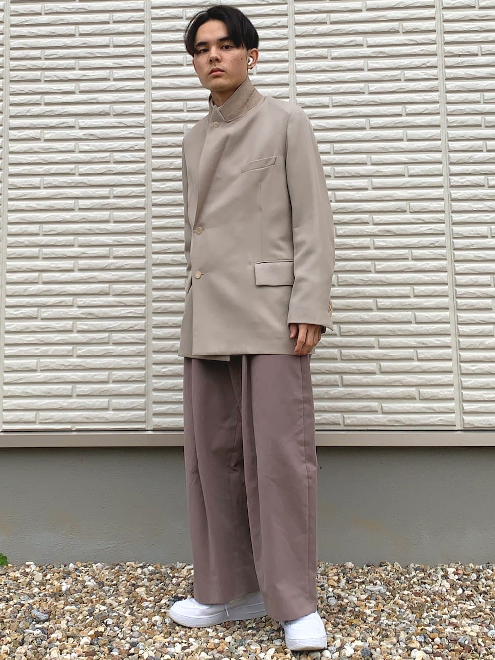 ホワイト系のTシャツ/カットソー、ベージュ系のテーラードジャケット、グレー系のその他パンツを着用したメンズの秋コーディネートの2枚目の写真