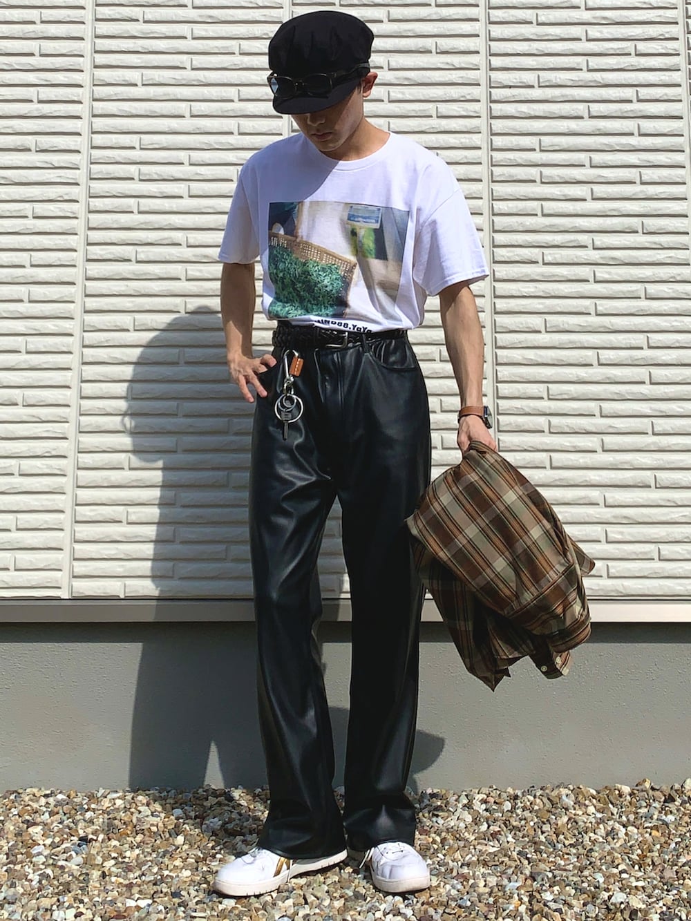 ブラウン系のシャツ/ブラウス、ホワイト系のTシャツ/カットソー、ブラック系のキャスケットを着用したメンズの秋コーディネートの2枚目の写真