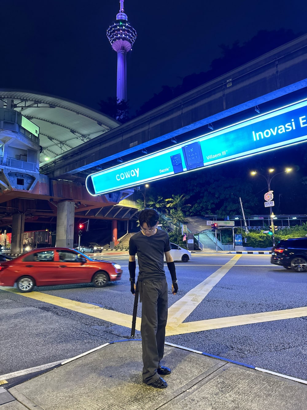 グレー系のTシャツ/カットソー、グレー系のパンツ、ブラック系のブーツを着用したメンズの秋コーディネートの4枚目の写真