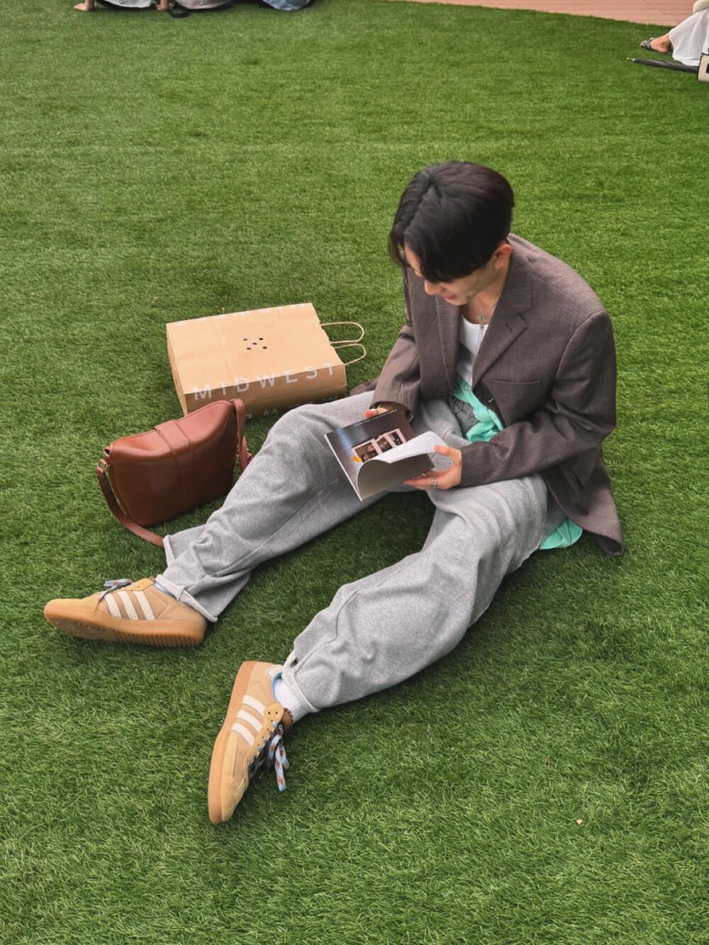 ブラウン系のテーラードジャケット、グレー系のスウェットパンツ、ベージュ系のスニーカーを着用したメンズの冬コーディネートの2枚目の写真