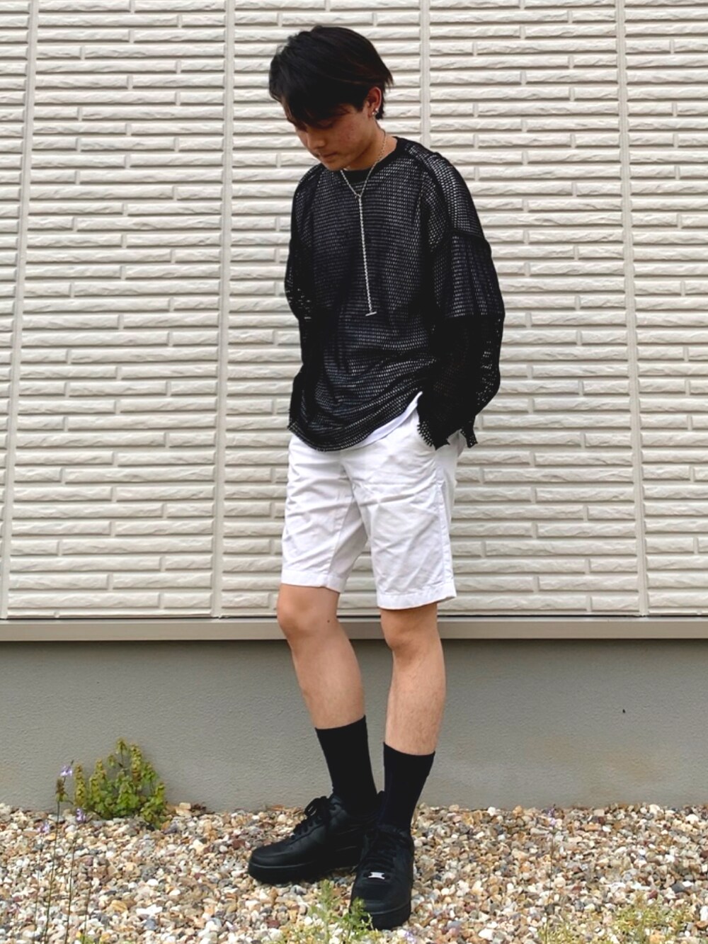 ブラック系のTシャツ/カットソー、ホワイト系のTシャツ/カットソー、ブラック系のスニーカーを着用したメンズの春コーディネートの2枚目の写真