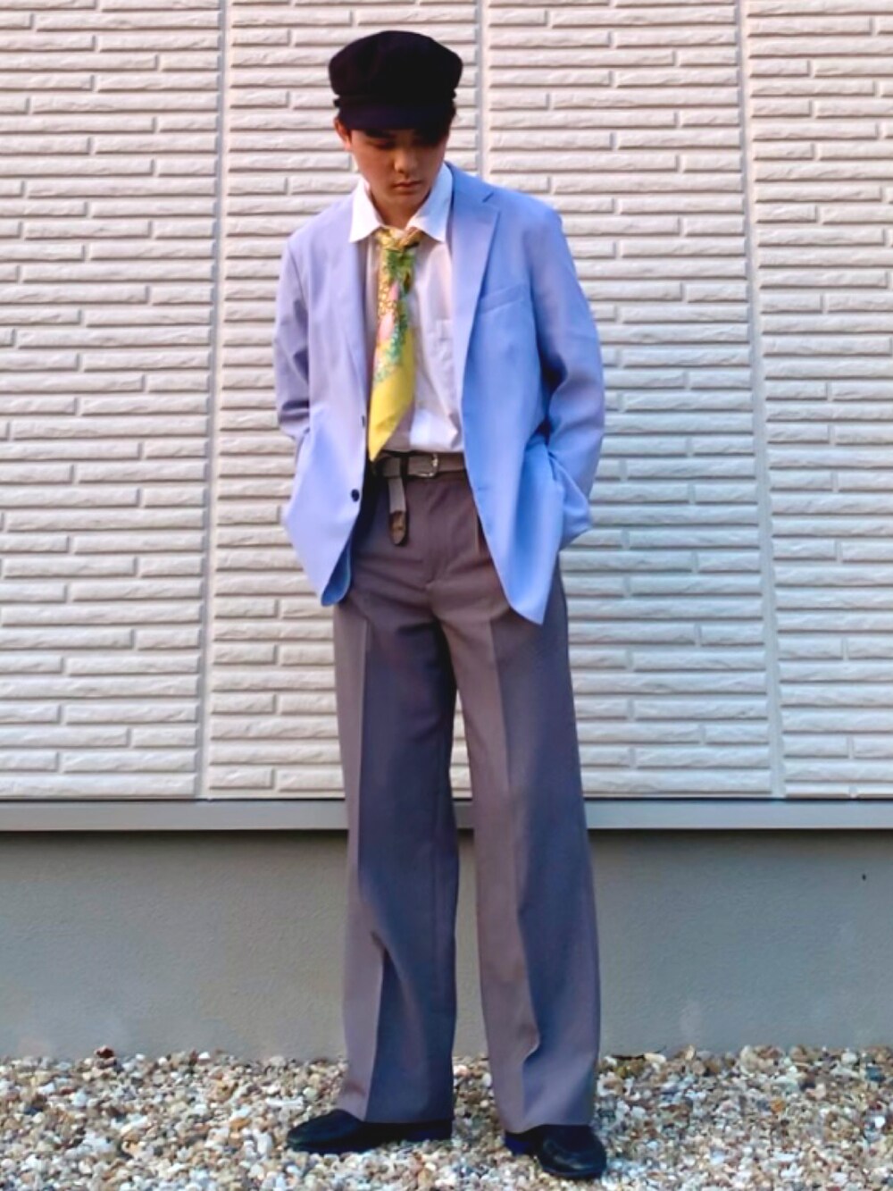 その他のジャケット/アウター、ゴールド系のバンダナ/スカーフを着用したメンズの春コーディネートの2枚目の写真