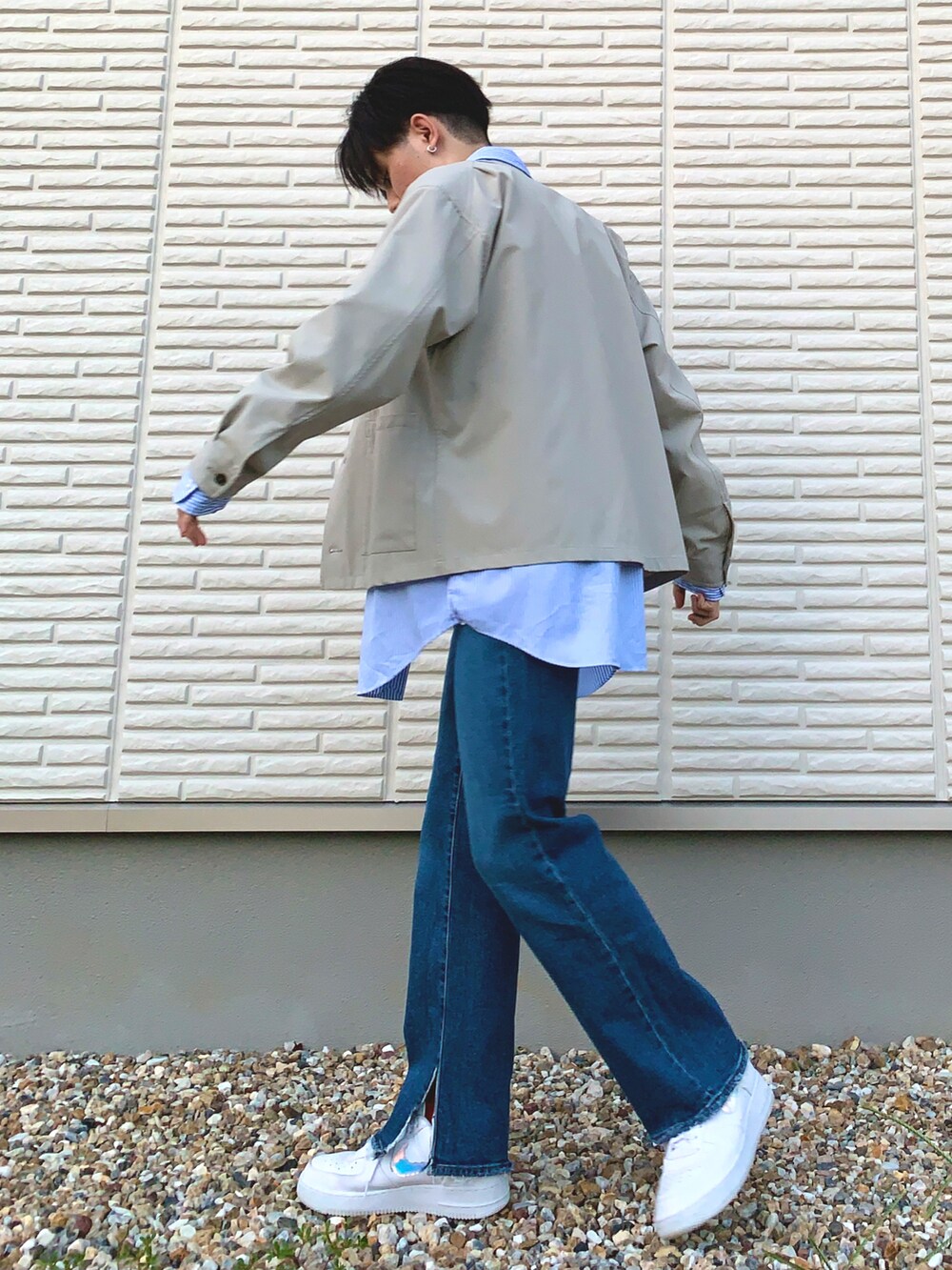 ホワイト系のTシャツ/カットソー、ブルー系のシャツ/ブラウス、ベージュ系のカバーオールを着用したメンズの秋コーディネートの3枚目の写真