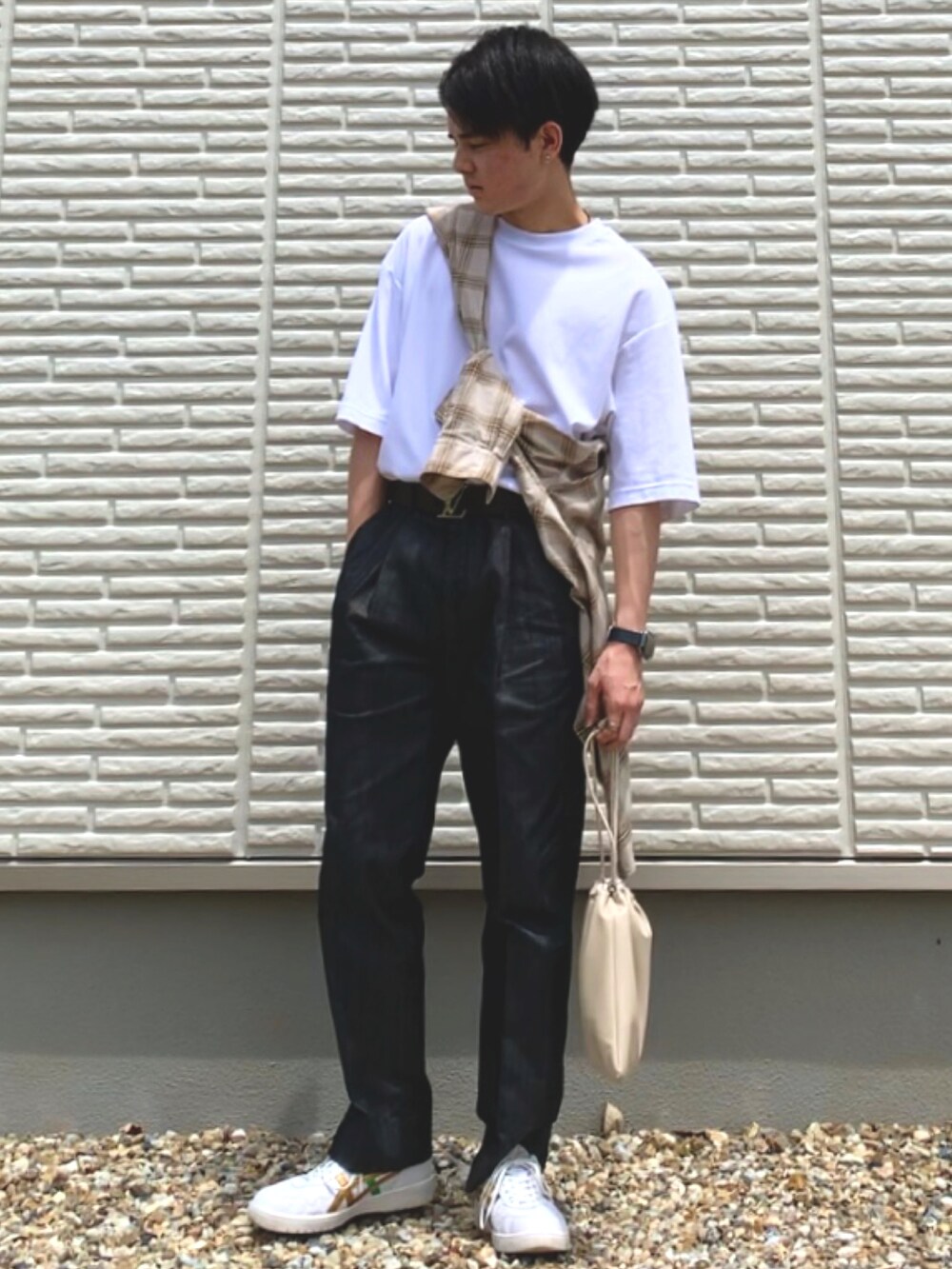 ホワイト系のTシャツ/カットソー、ベージュ系のシャツ/ブラウス、ブラック系のデニムパンツを着用したメンズの春コーディネートの2枚目の写真