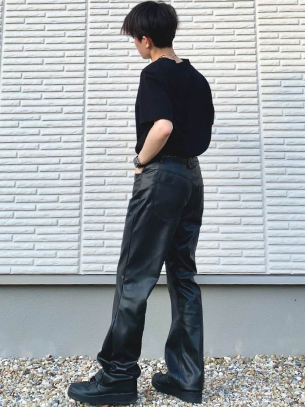 ブラック系のTシャツ/カットソー、ブラック系のその他パンツ、ブラック系のスニーカーを着用したメンズの春コーディネートの2枚目の写真