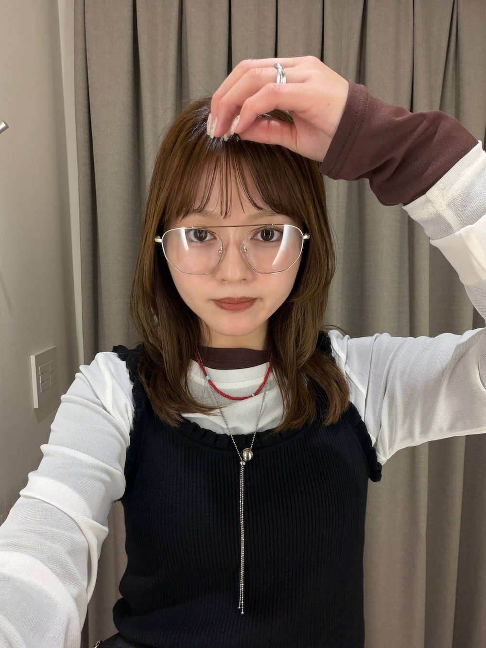 ホワイト系のTシャツ/カットソー、ブラック系のボディバッグ/ウエストポーチ、ブラック系のタンクトップを着用したレディースの春コーディネートの2枚目の写真