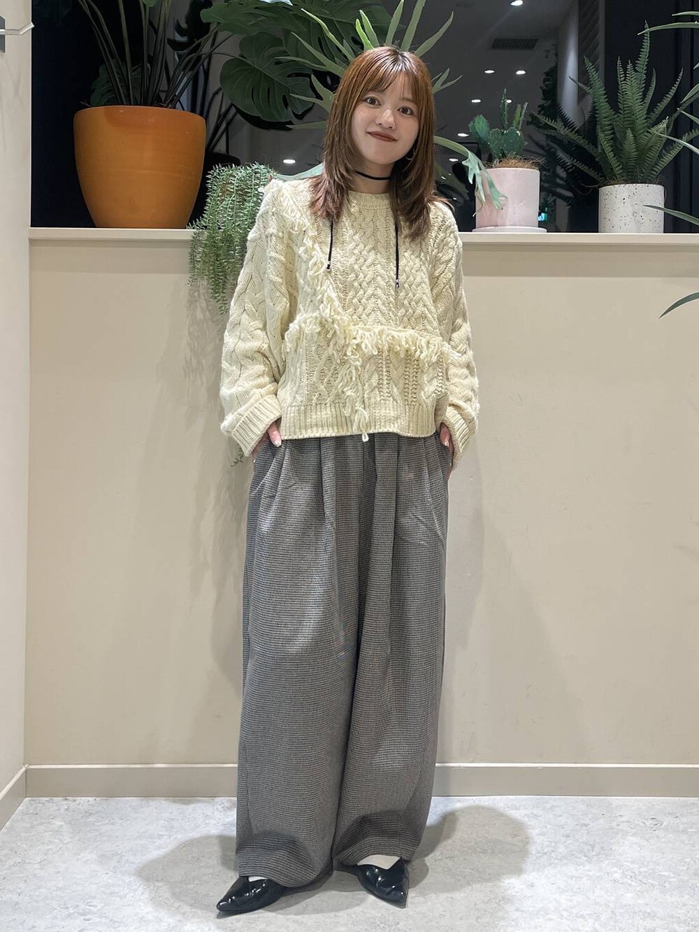 その他のその他パンツ、ホワイト系のポロシャツ、シルバー系のネックレスを着用したレディースの秋コーディネートの2枚目の写真