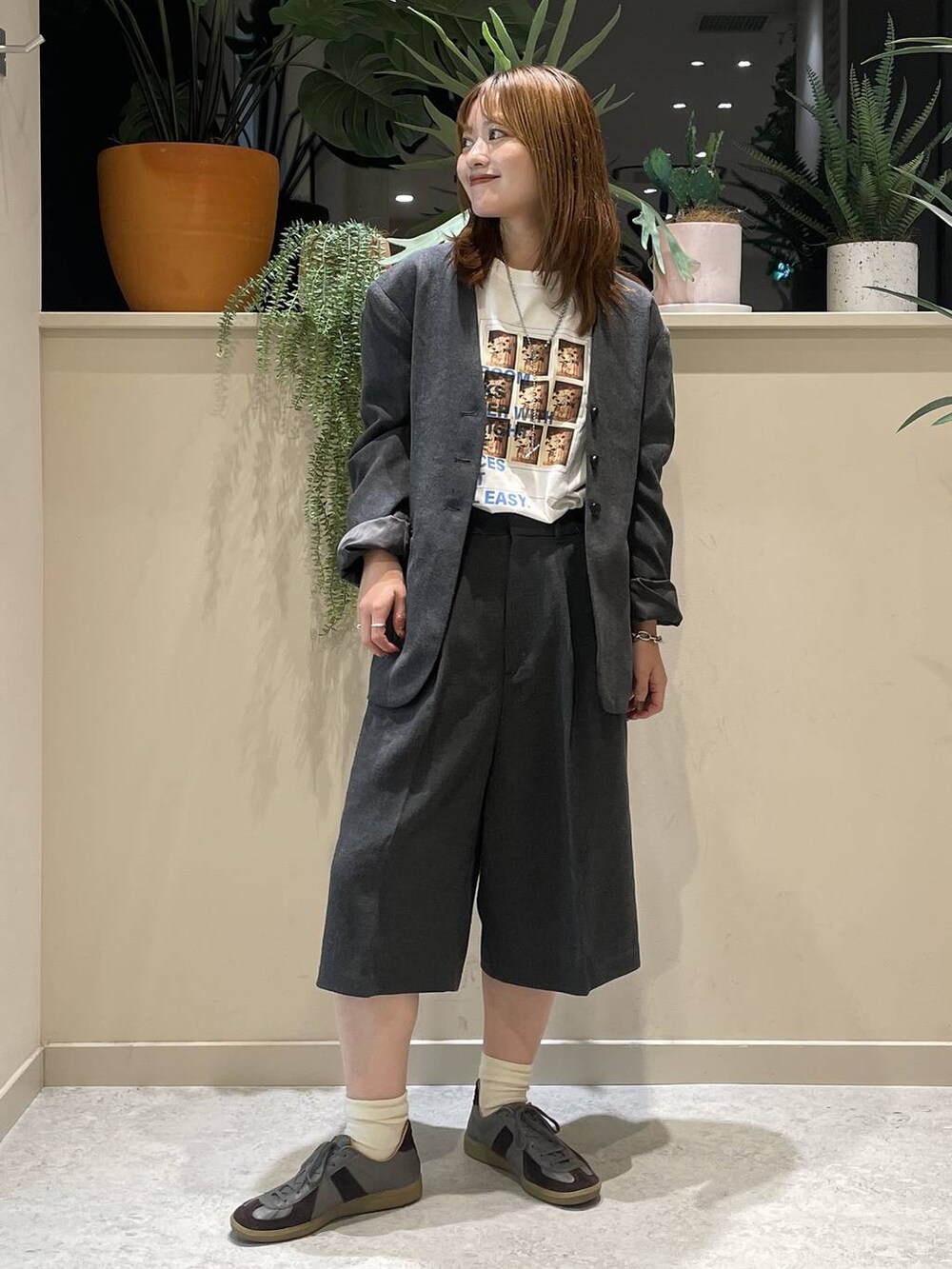 グレー系のテーラードジャケット、グレー系のその他パンツ、ホワイト系のTシャツ/カットソーを着用したレディースの秋コーディネートの2枚目の写真