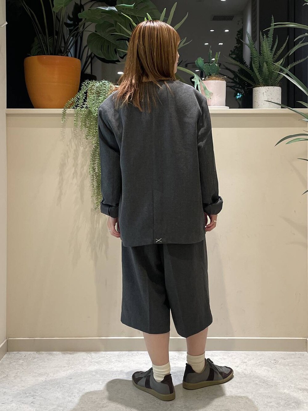 グレー系のテーラードジャケット、グレー系のその他パンツ、ホワイト系のTシャツ/カットソーを着用したレディースの秋コーディネートの4枚目の写真