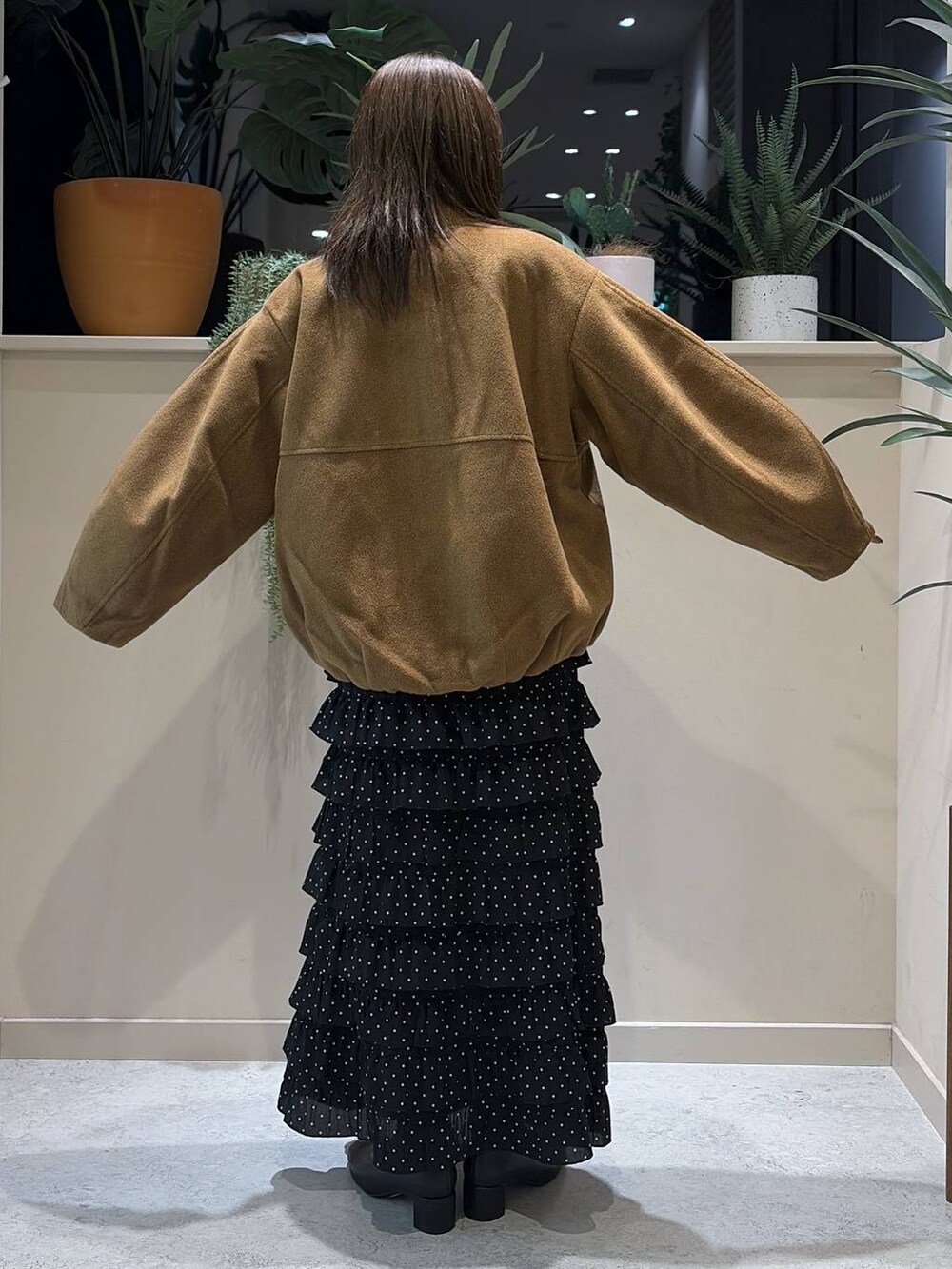 ブラウン系のブルゾン、その他のスカート、ブラック系のブーツを着用したレディースの秋コーディネートの4枚目の写真