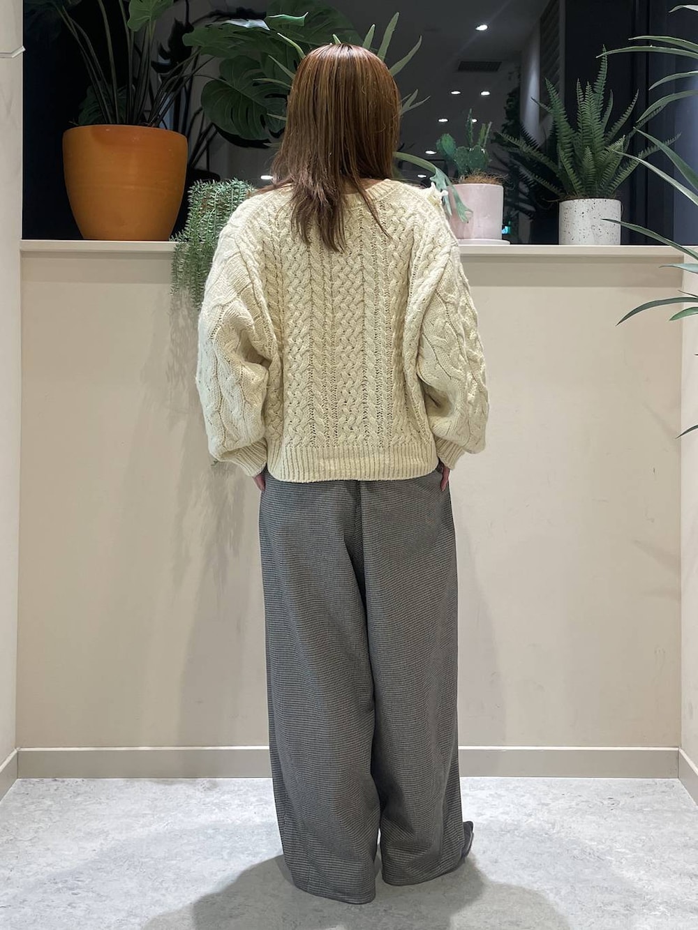 その他のその他パンツ、ホワイト系のポロシャツ、シルバー系のネックレスを着用したレディースの秋コーディネートの4枚目の写真