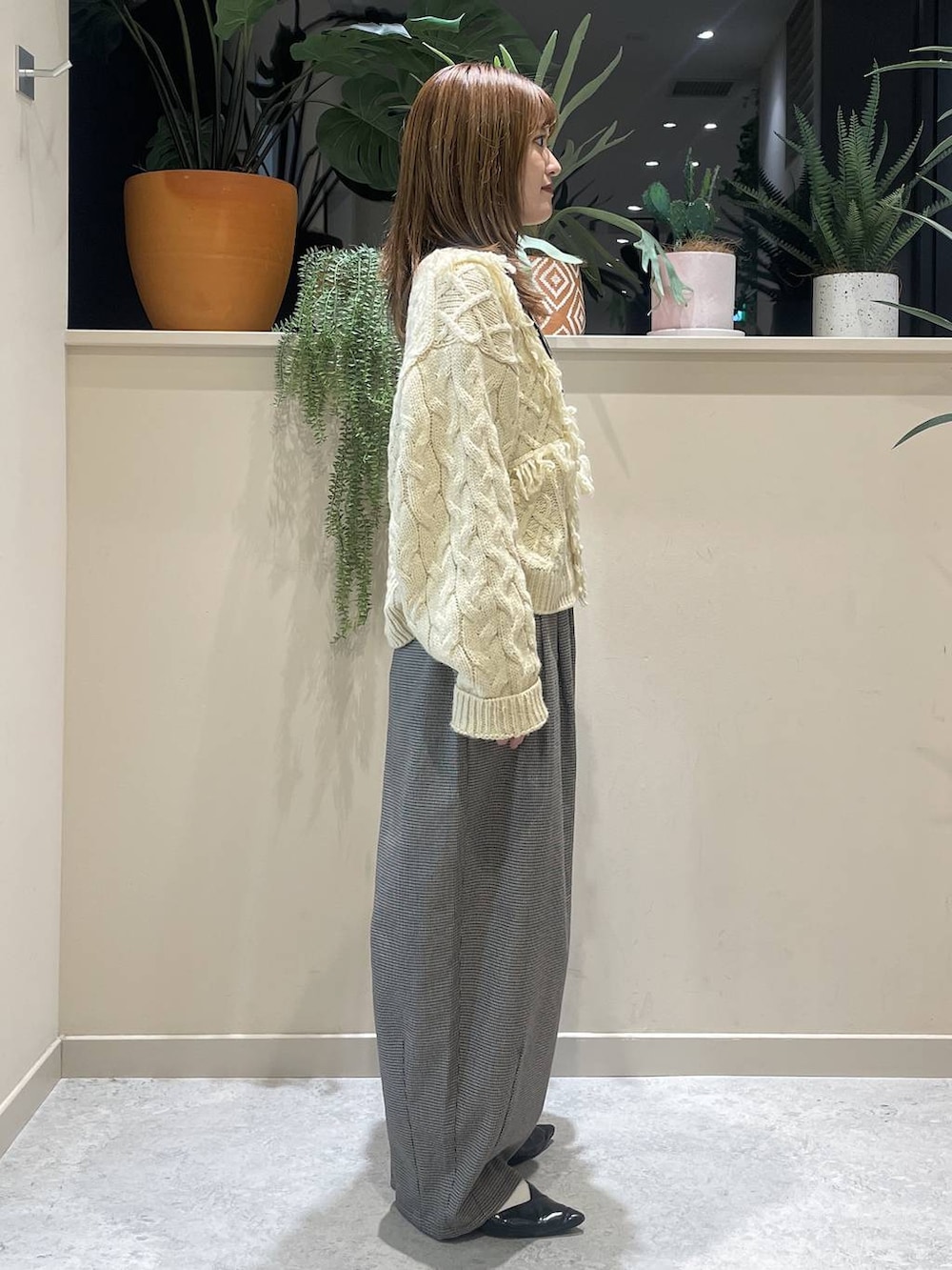 その他のその他パンツ、ホワイト系のポロシャツ、シルバー系のネックレスを着用したレディースの秋コーディネートの3枚目の写真