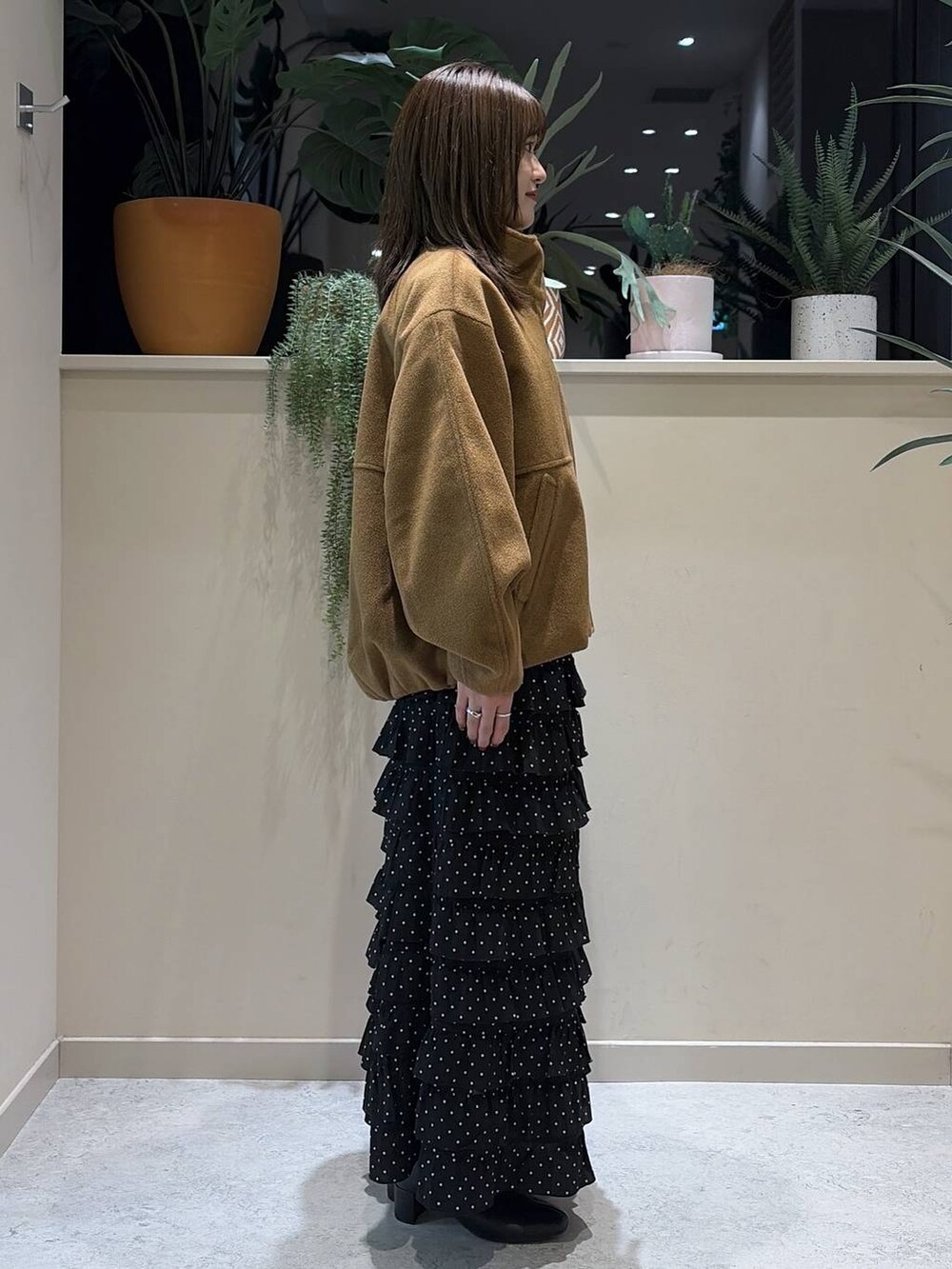 ブラウン系のブルゾン、その他のスカート、ブラック系のブーツを着用したレディースの秋コーディネートの3枚目の写真