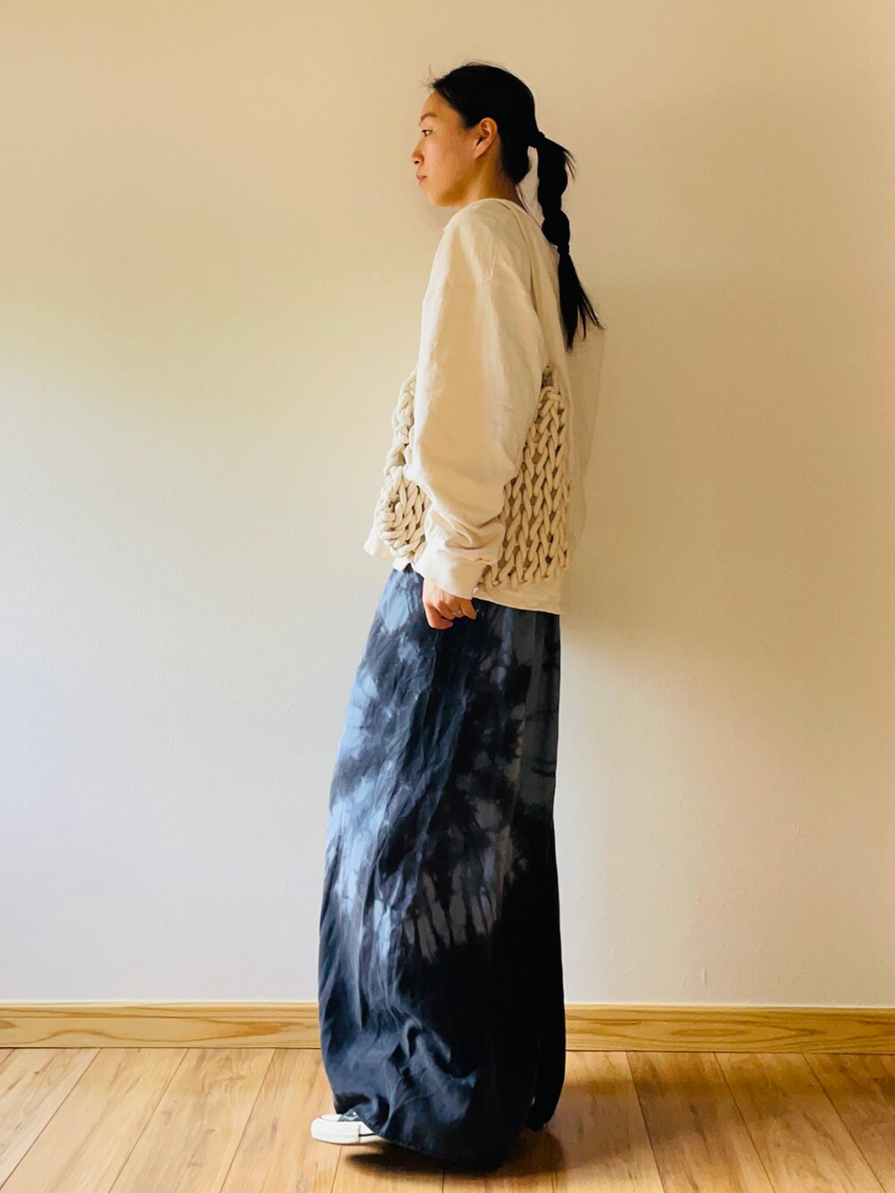 ベージュ系のトップス、グレー系のワンピース、ホワイト系のトートバッグを着用したレディースの春コーディネートの3枚目の写真