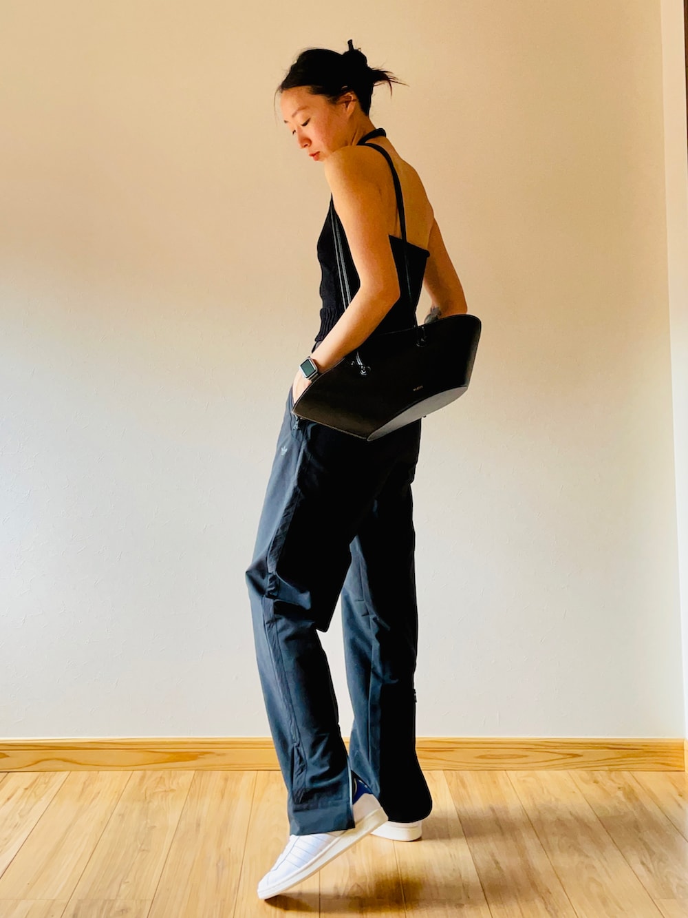 ブラック系のその他トップス、ブラック系のその他パンツ、ホワイト系のスニーカーを着用したレディースの夏コーディネートの2枚目の写真