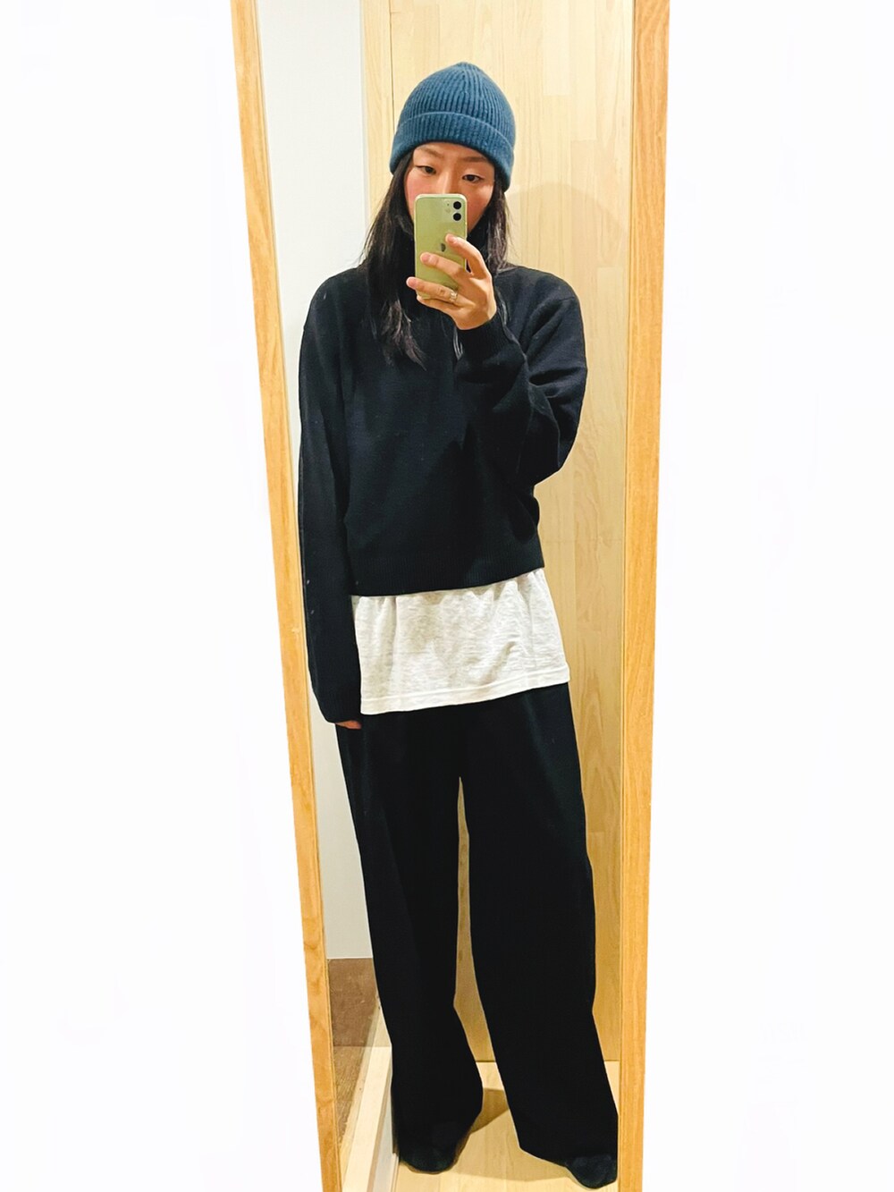 ブラック系のダウンジャケット/コート、ホワイト系のTシャツ/カットソー、ブラック系のニット/セーターを着用したレディースの秋コーディネートの2枚目の写真