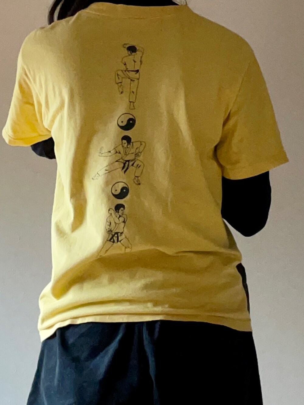 イエロー系のTシャツ/カットソー、ブラック系のスラックス、グリーン系のスニーカーを着用したレディースの秋コーディネートの4枚目の写真