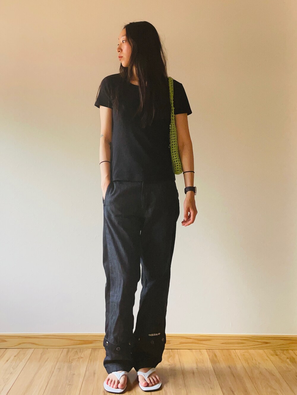 ブラック系のTシャツ/カットソー、グリーン系のショルダーバッグ、ホワイト系のビーチサンダルを着用したレディースの夏コーディネートの2枚目の写真