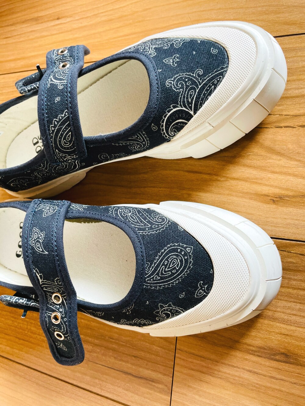 ベージュ系のトレンチコート、ブルー系のTシャツ/カットソー、ブラック系のトートバッグを着用したレディースの春コーディネートの3枚目の写真